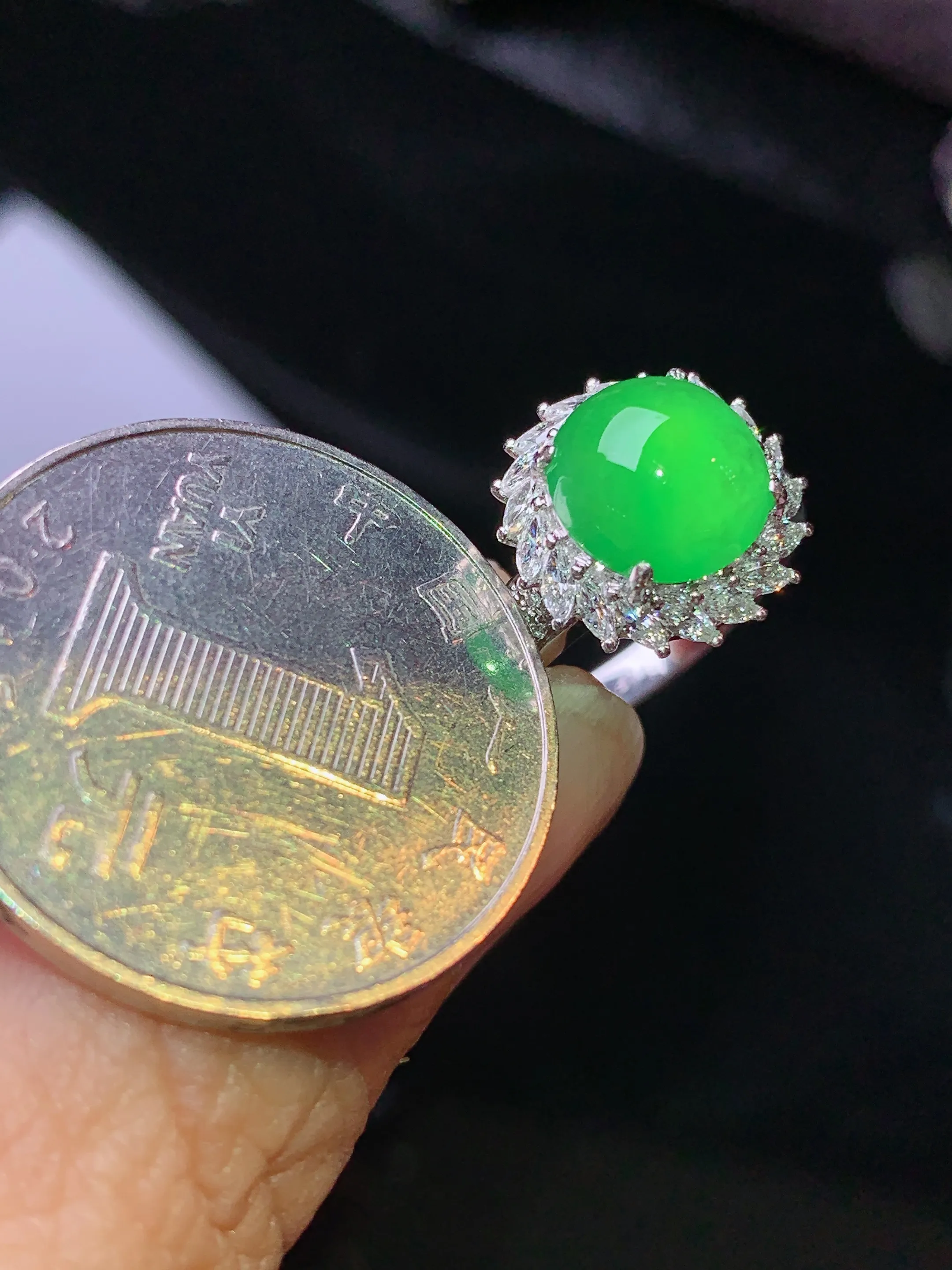 18k金钻镶嵌翠绿蛋面戒指 玉质细腻 色泽清新艳丽 圈口13.5 整体尺寸13*9.6