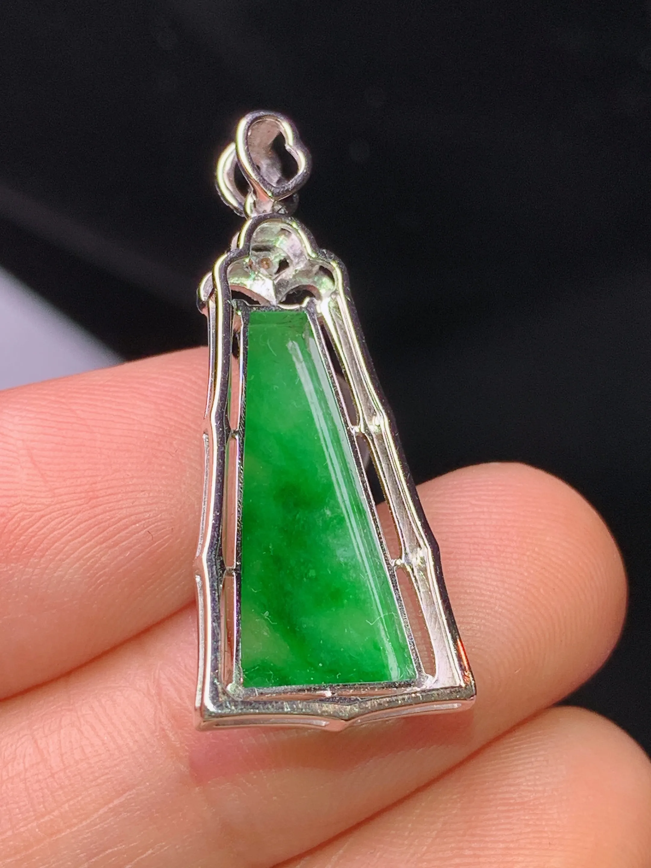 18k金钻镶嵌翠绿无事牌吊坠 玉质细腻 色泽清新艳丽 整体尺寸31.6*13*5.3