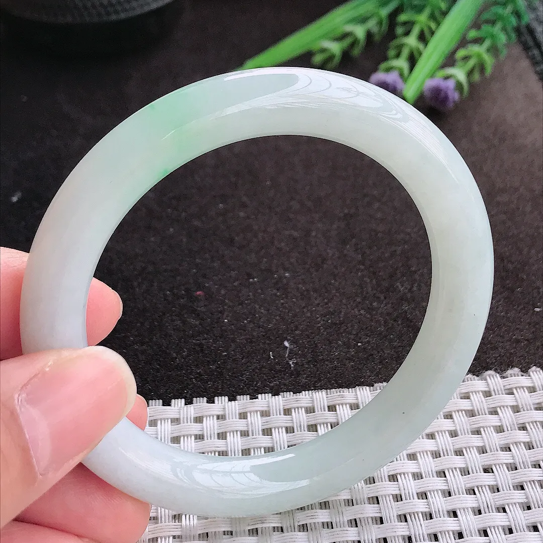 实拍A货翡翠55.5/9.8/9.6老坑秀气冰润飘绿圆条手镯玉镯手环