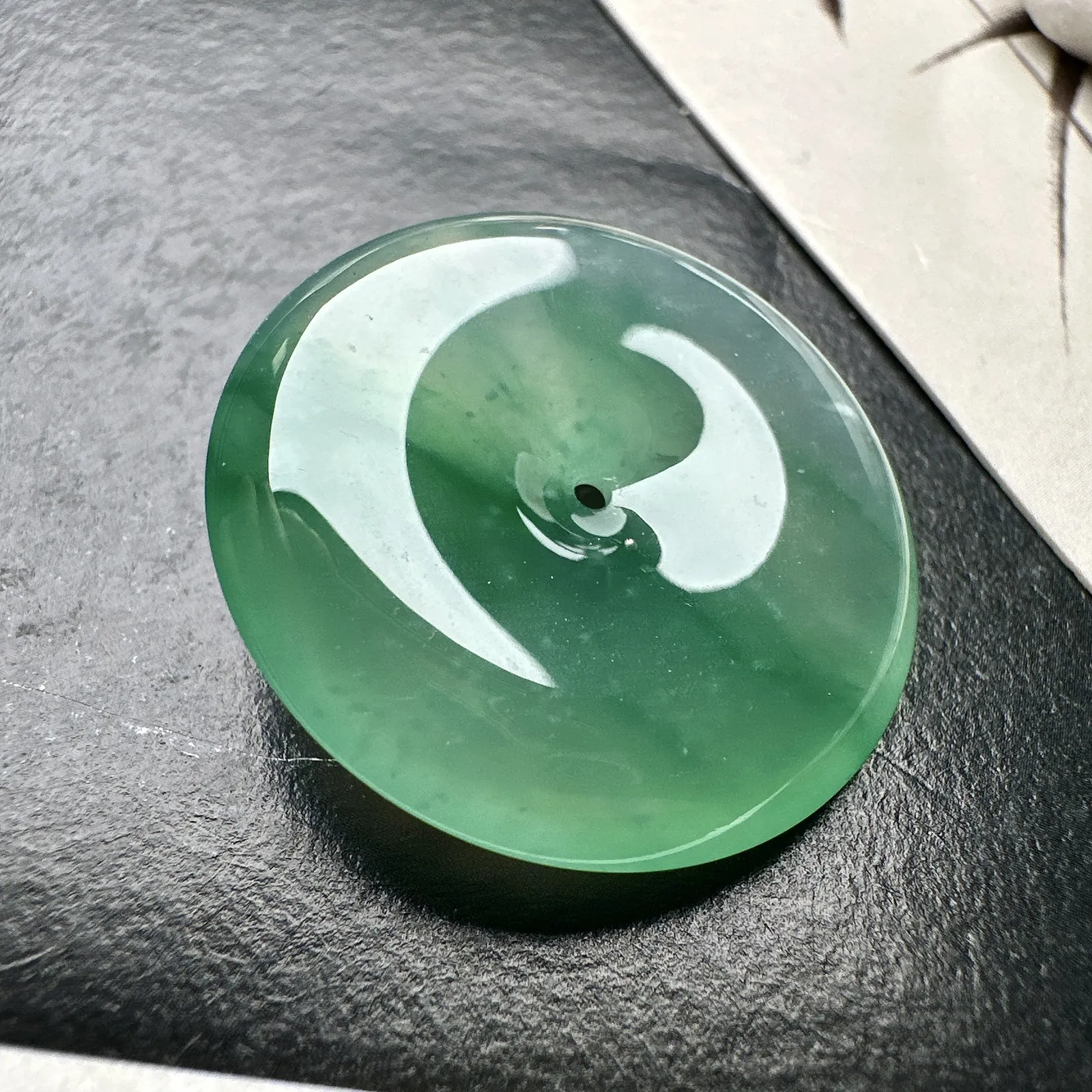 【冰种飘花平安扣】质地细腻冰润，品质很好，冰感十足，胶感明显，收藏品质。