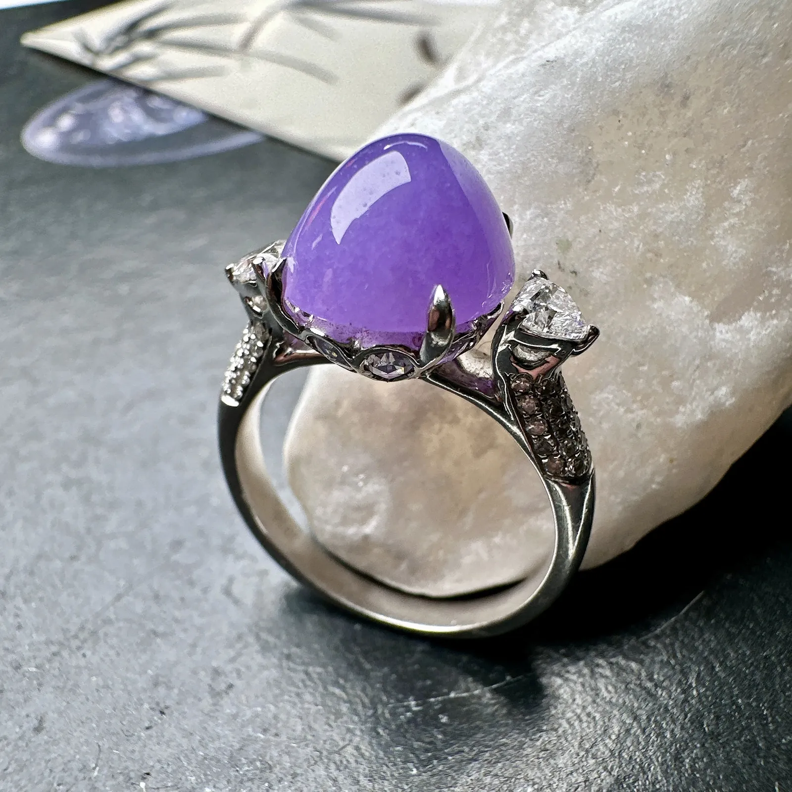 【冰种妖紫蛋面戒指】质地细腻，妖紫色泽，光泽度不错，18k金钻镶嵌，裸石尺寸11.8*9.8*7.8