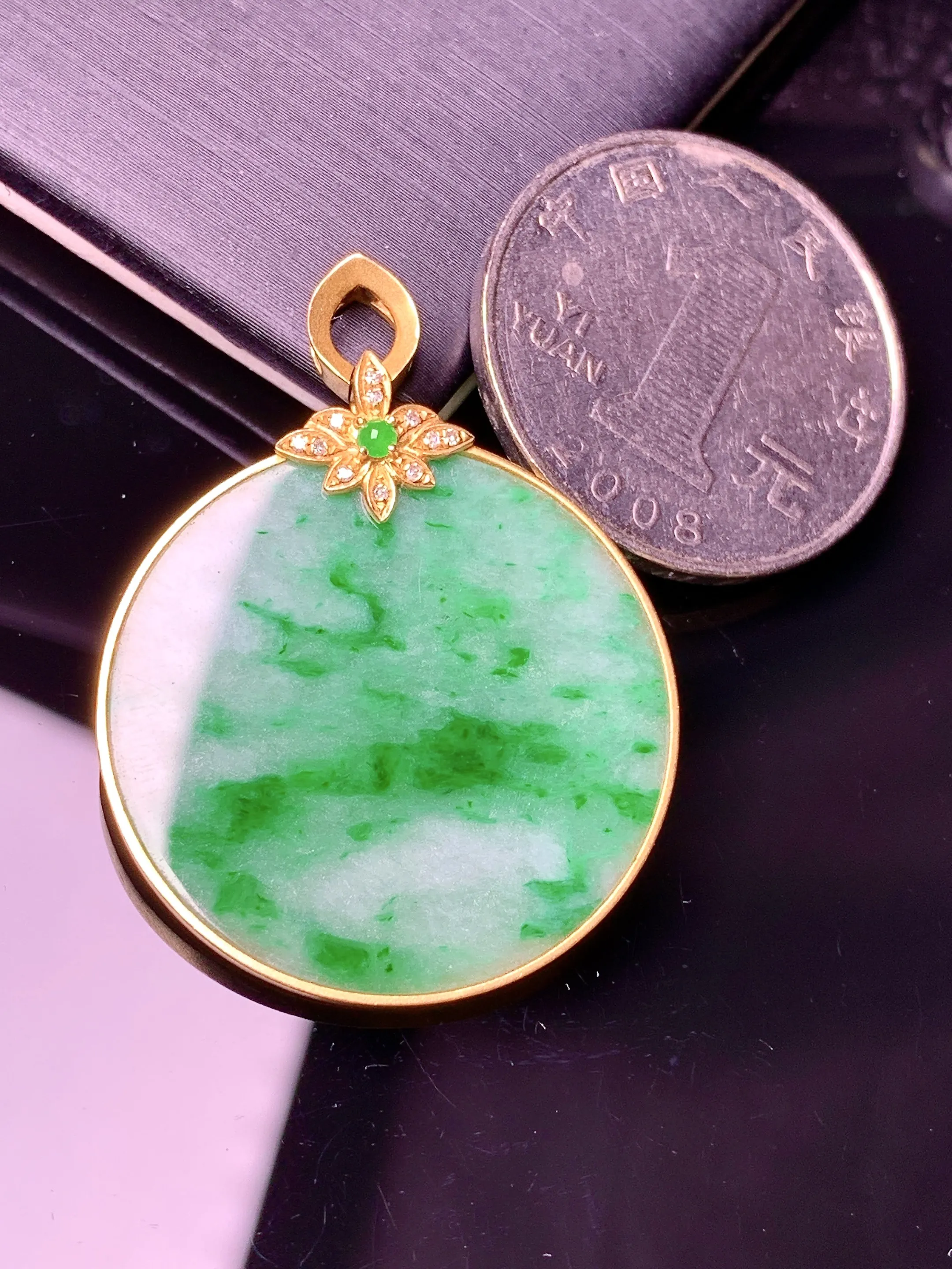 18k金镶嵌翠绿圆牌吊坠 玉质细腻 色泽清新艳丽 整体尺寸36.5*28*2