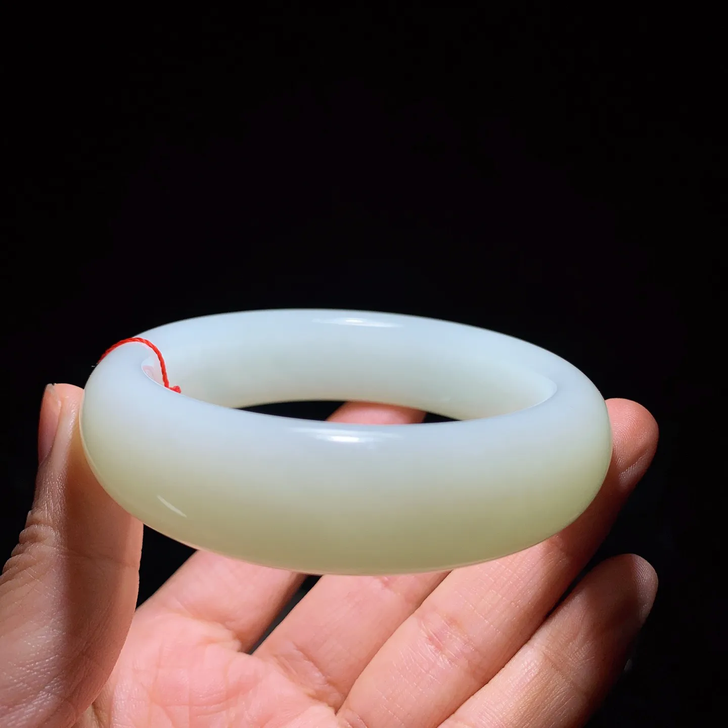 收藏级！58圈口 新疆和田玉白玉羊脂白手镯。羊脂白玉宽版手镯。58圈口条宽18厚11重94克 无裂无杂 玉质细腻油润 底色纯净 脂粉好，品质好。lt251231