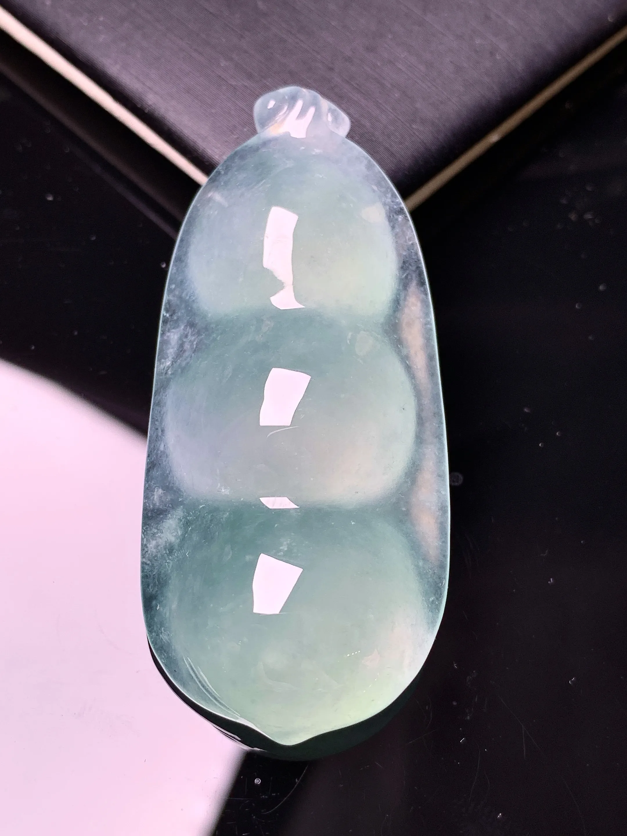 冰种四季豆吊坠 玉质细腻 色泽清新艳丽 整体尺寸51.6*23*10.5