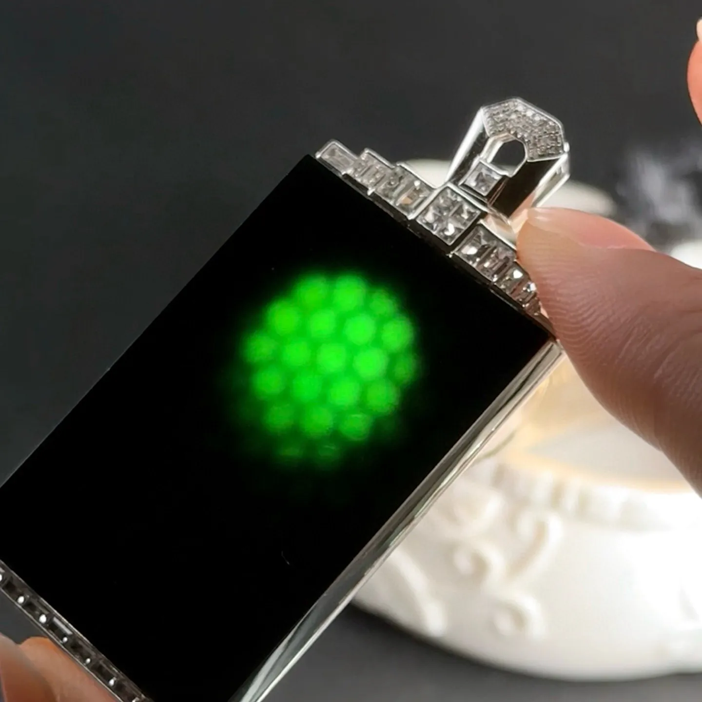 精品18k墨翠无事牌 种好色正 黑度极好 打灯通透 油性十足 尺寸57.3