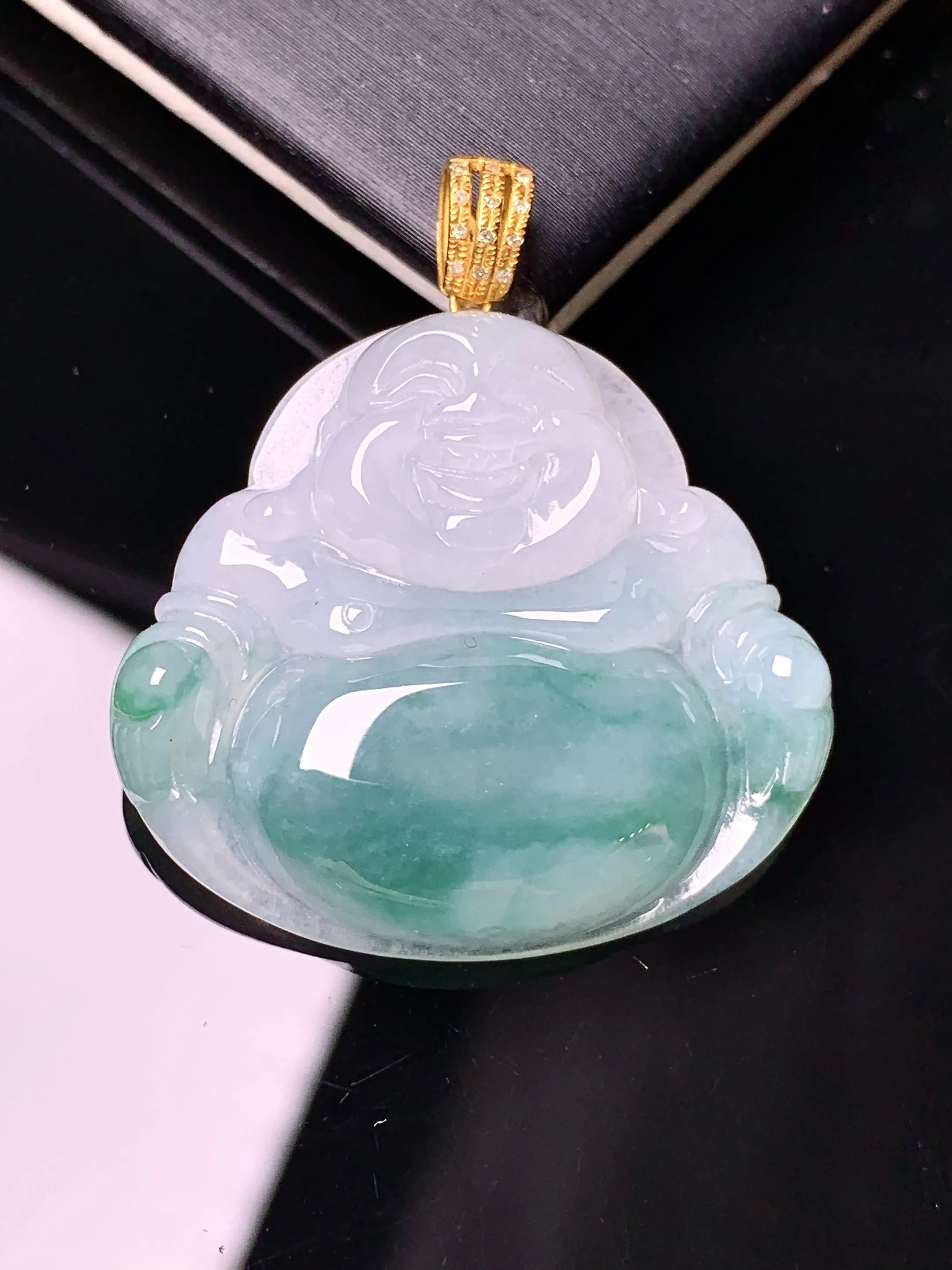 18k金钻镶嵌飘绿佛公吊坠 玉质细腻 色泽清新艳丽 整体尺寸34*30*6.2