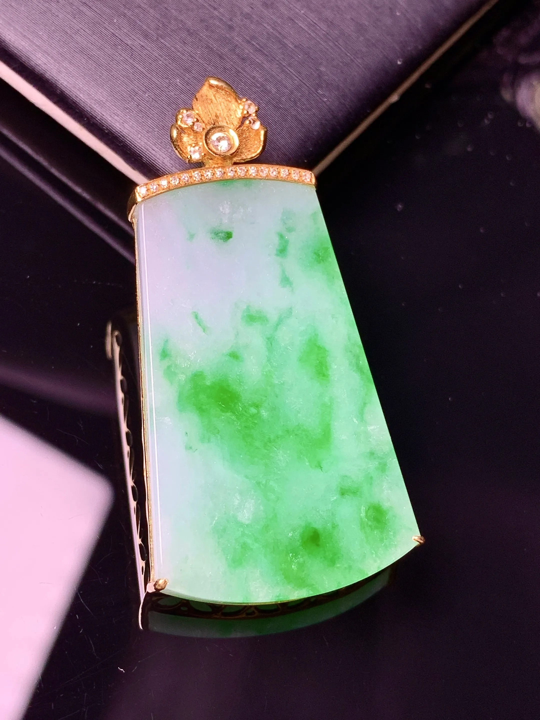 18k金钻镶嵌飘绿无事牌吊坠 玉质细腻 色泽清新艳丽 整体尺寸39.5*20.5*5.2