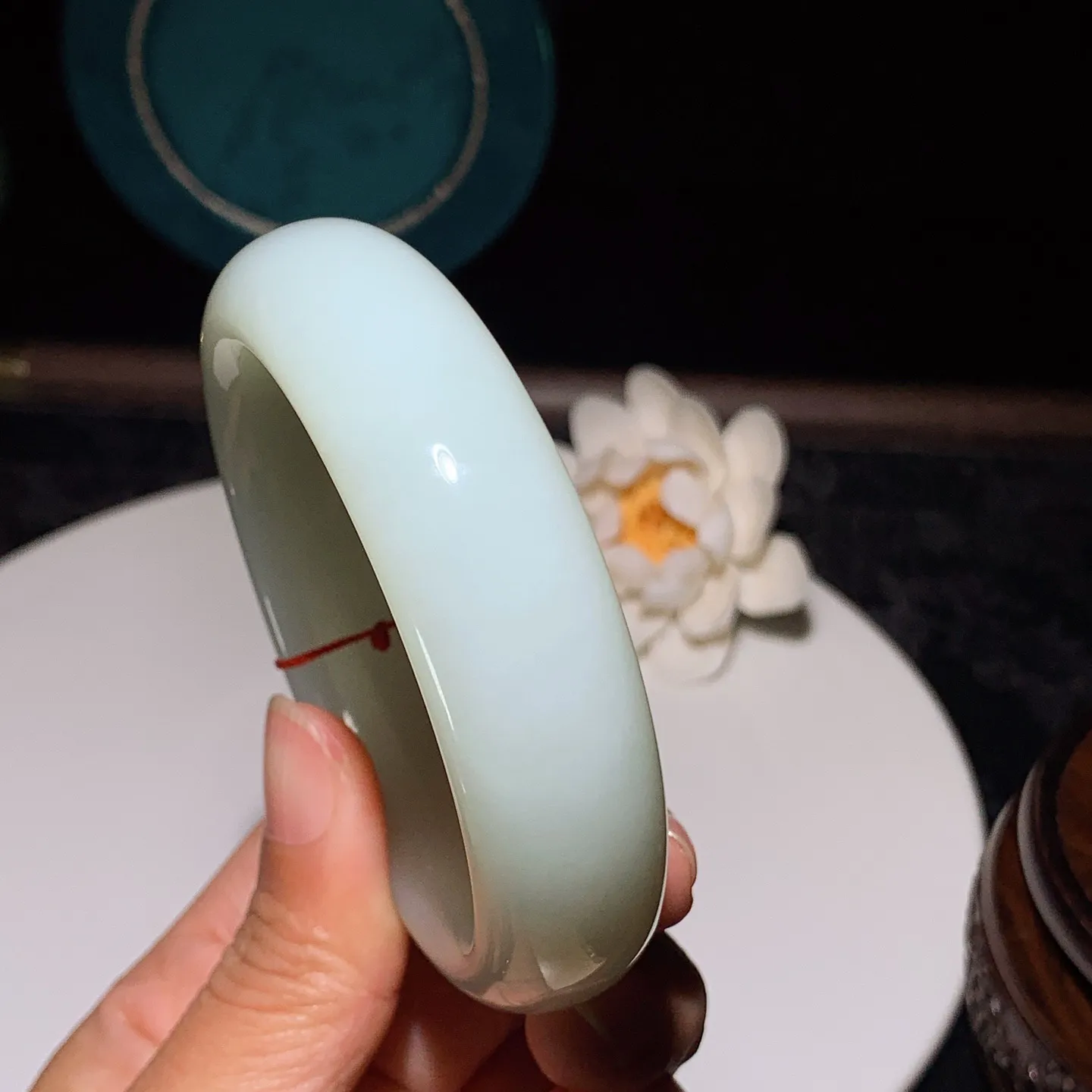 收藏级！58圈口 新疆和田玉白玉羊脂白手镯。羊脂白玉宽版手镯。58圈口条宽18厚11重94克 无裂无杂 玉质细腻油润 底色纯净 脂粉好，品质好。lt251231