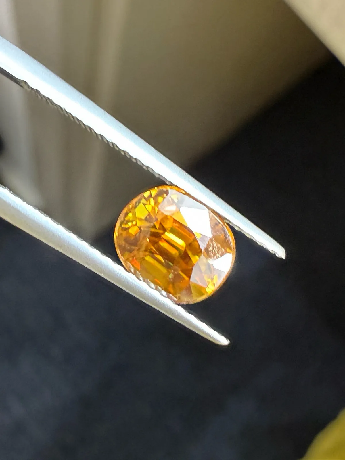 1.765克拉天然榍石戒面裸石，颜色超美，火彩超好，尺寸：7.4*6.2*5mm