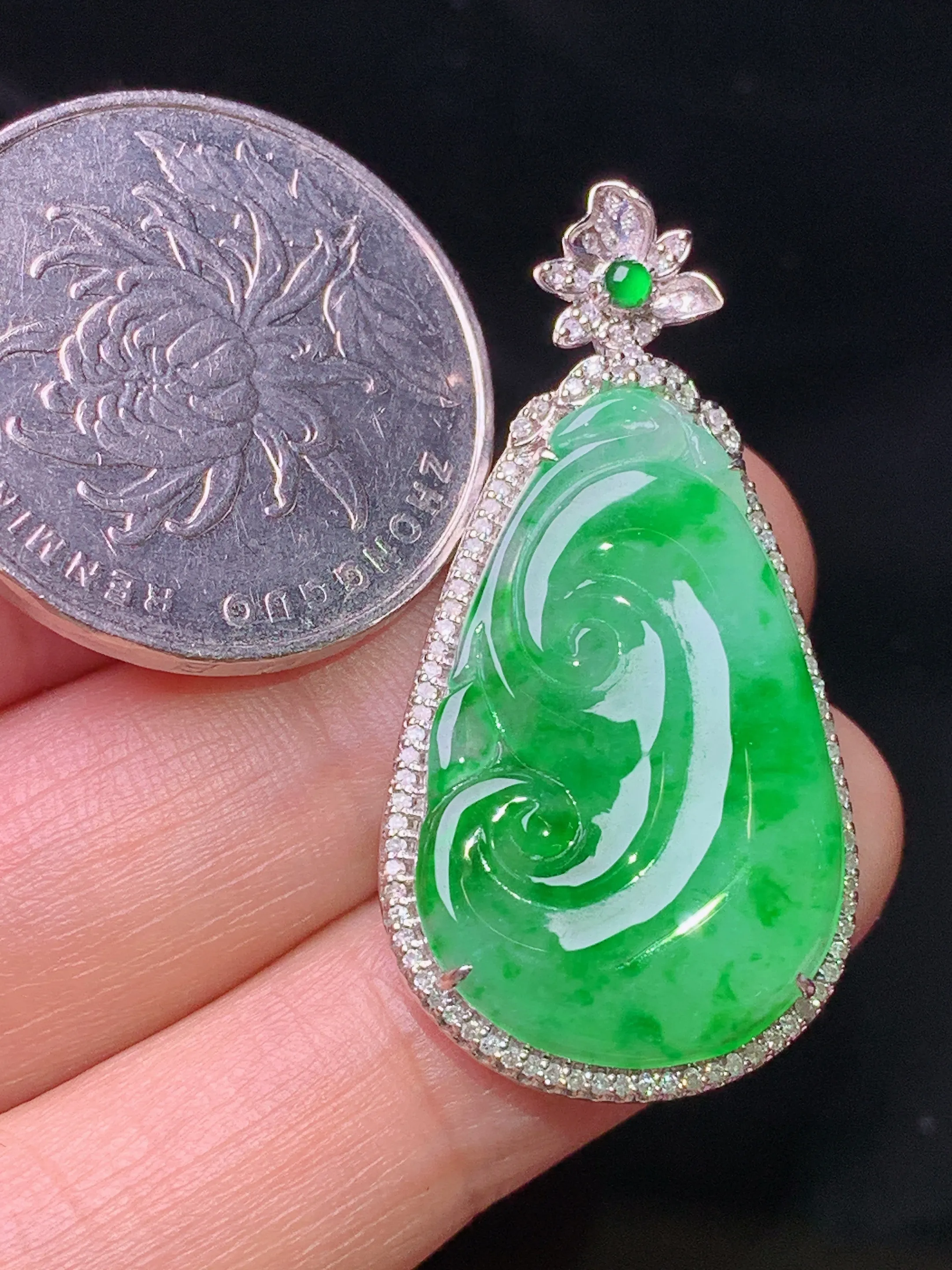 18k金钻镶嵌翠绿如意吊坠 玉质细腻 色泽清新艳丽 整体尺寸36.6*18.8*7.2