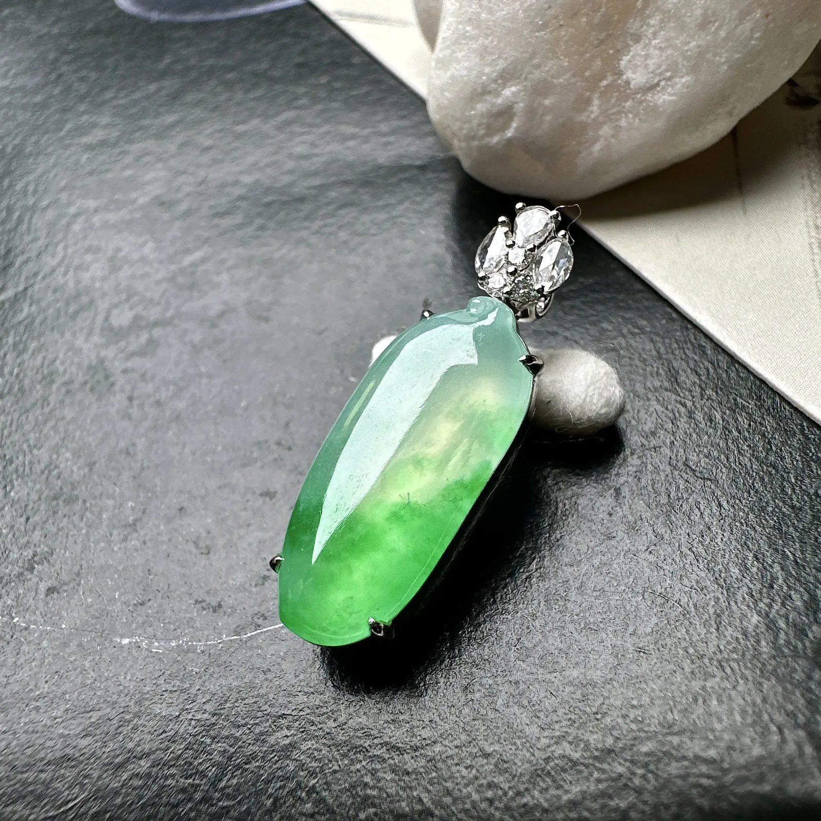 【冰种飘绿福瓜吊坠】种水上乘，晶莹剔透，纯净通透，18k金钻精美镶嵌，裸石尺寸19.6*8.7*3.3毫米