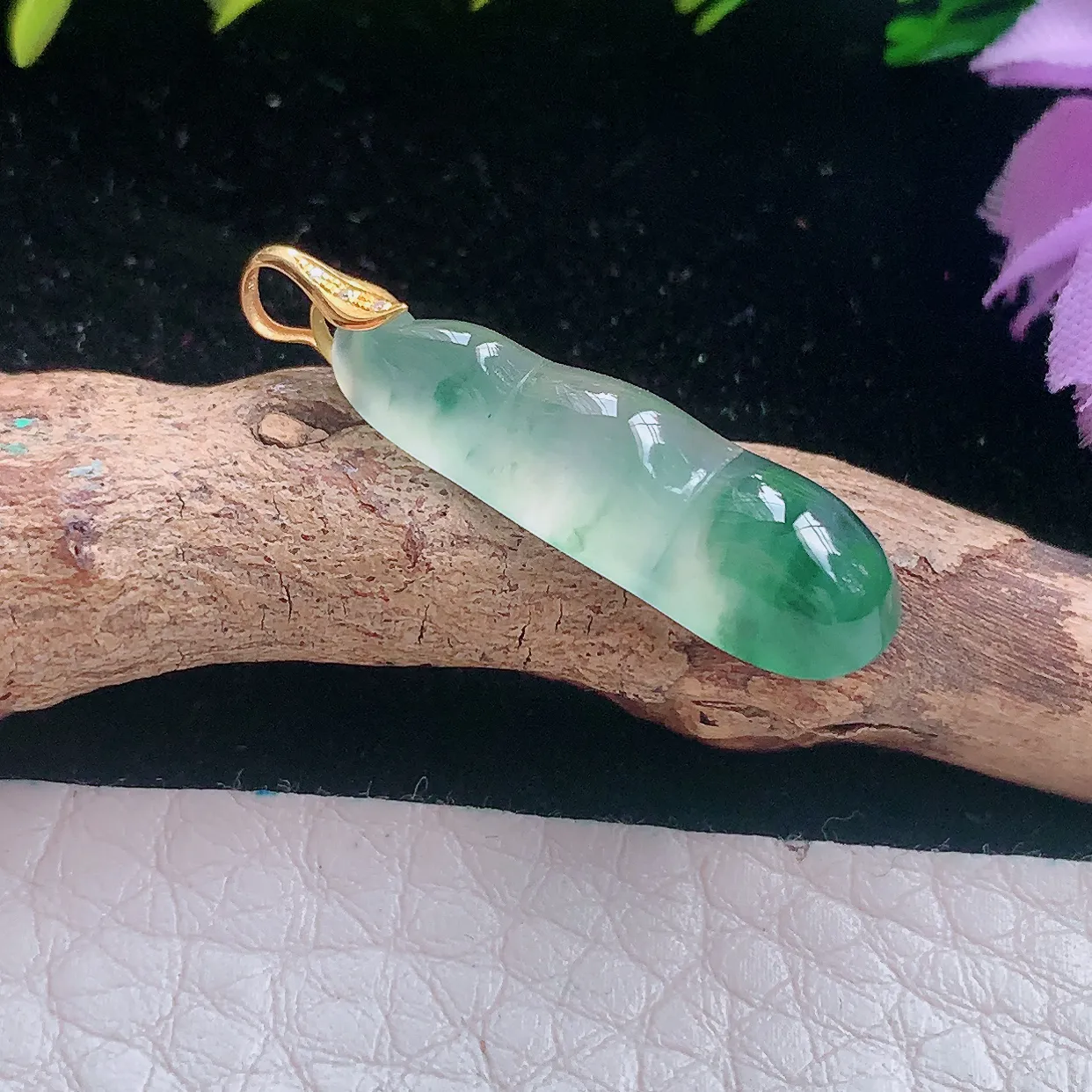 axm自然光27.8*7.3*5天然缅甸翡翠a货精雕冰种飘花平安豆玉吊坠 玉挂件