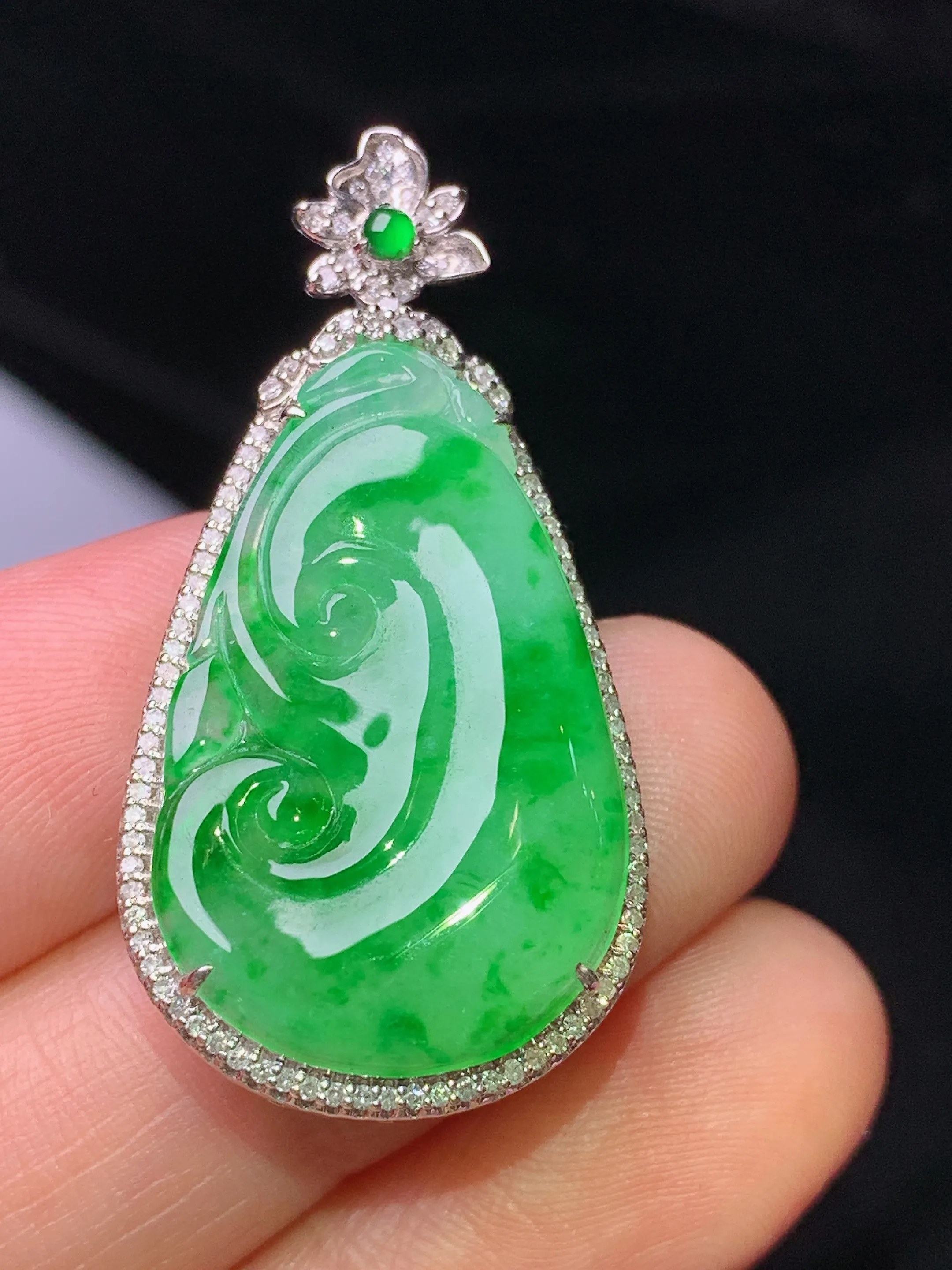 18k金钻镶嵌翠绿如意吊坠 玉质细腻 色泽清新艳丽 整体尺寸36.6*18.8*7.2