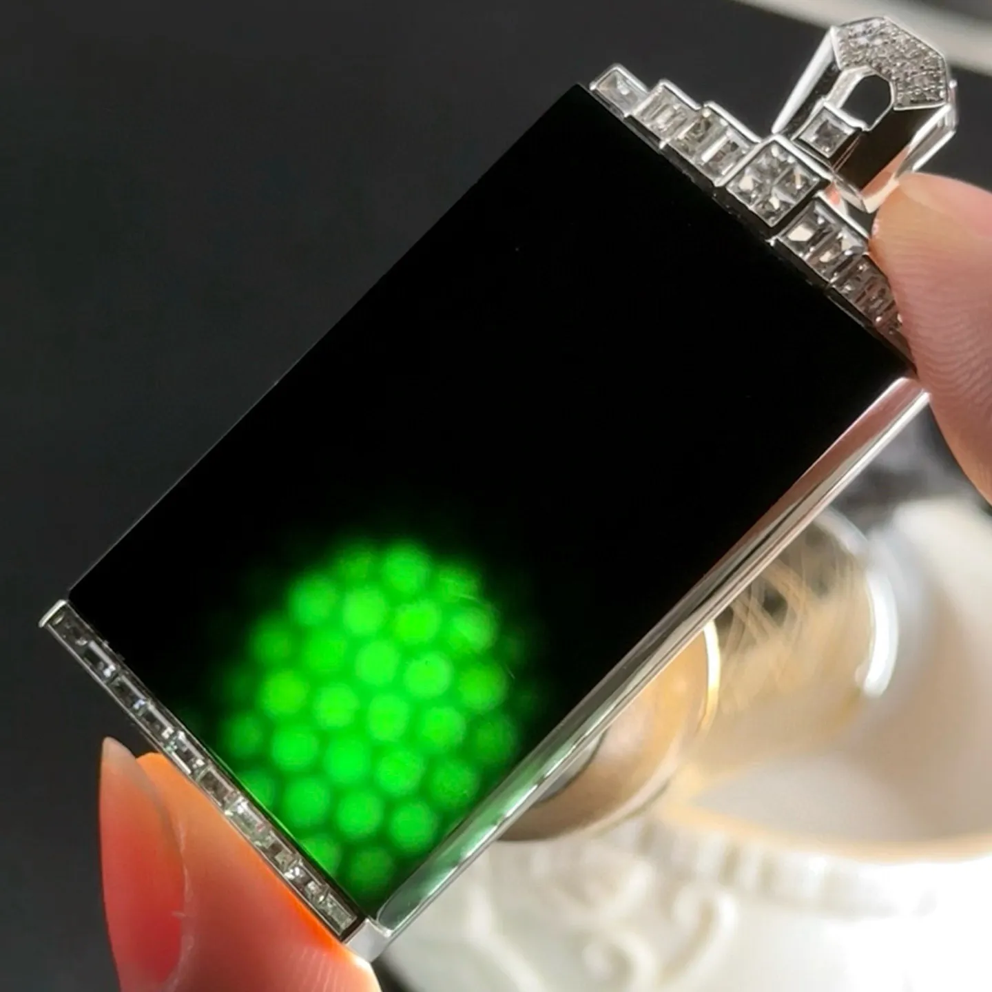 精品18k墨翠无事牌 种好色正 黑度极好 打灯通透 油性十足 尺寸57.3