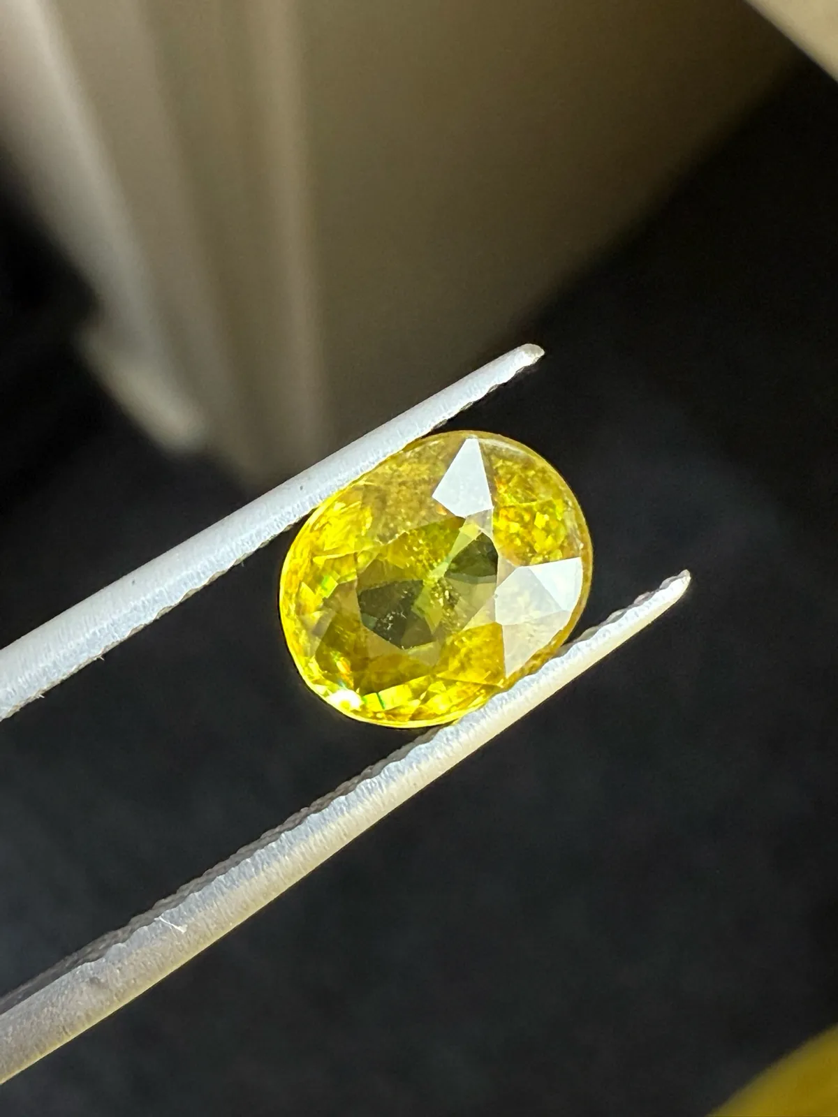 2.205克拉天然榍石戒面裸石，颜色超美，火彩超好，尺寸：8.8*7.2*4.3mm