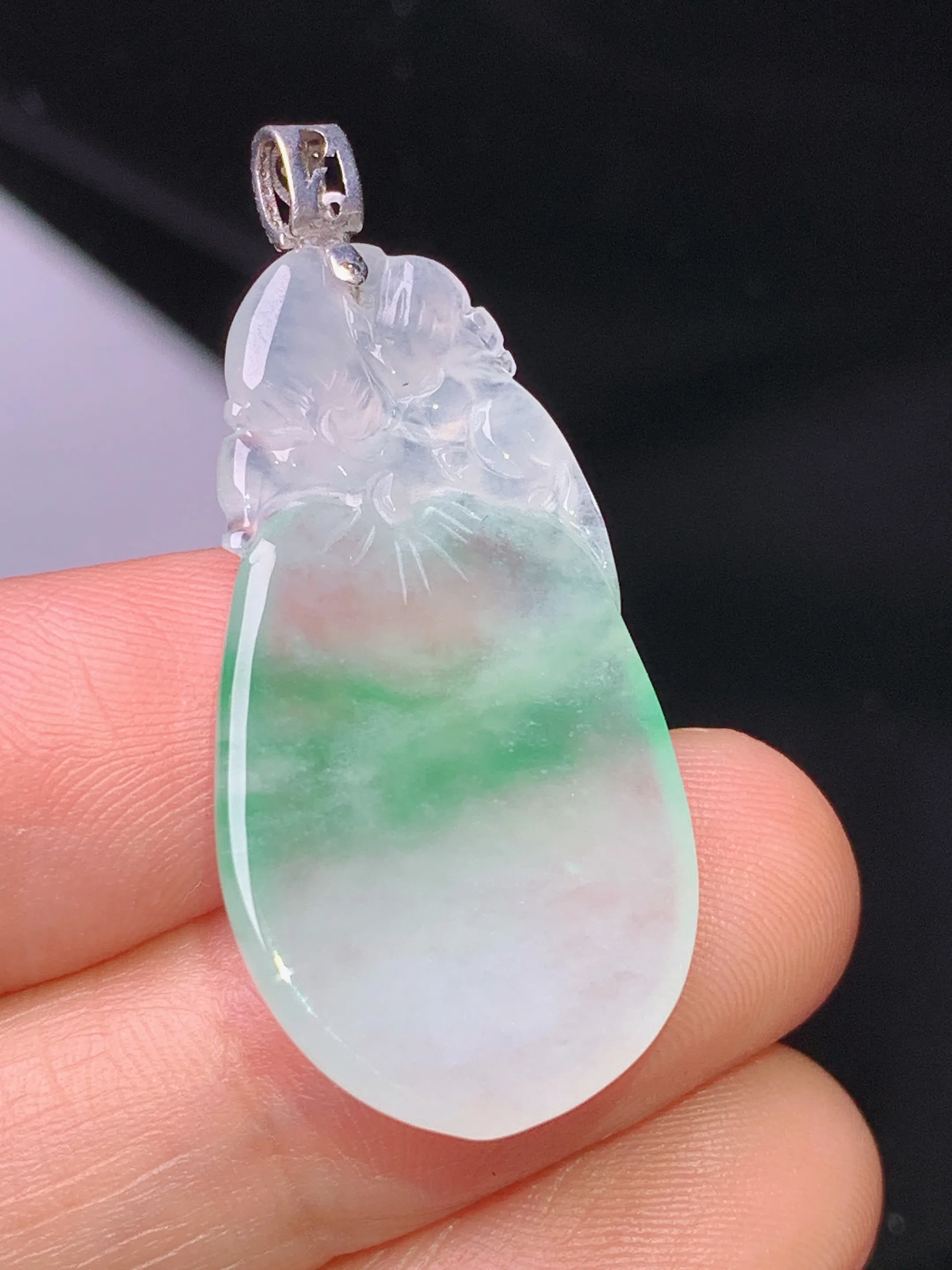 18k金镶嵌飘绿灵猴献寿吊坠 玉质细腻 色泽清新艳丽 整体尺寸38.2*17.2*4.5