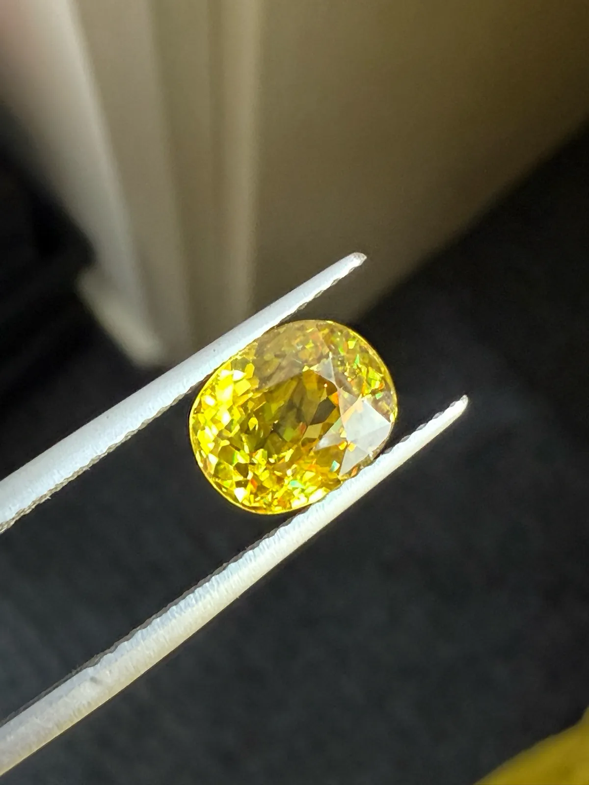 3.095克拉天然榍石戒面裸石，颜色超美，火彩超好，尺寸：8.8*7.1*5.4mm