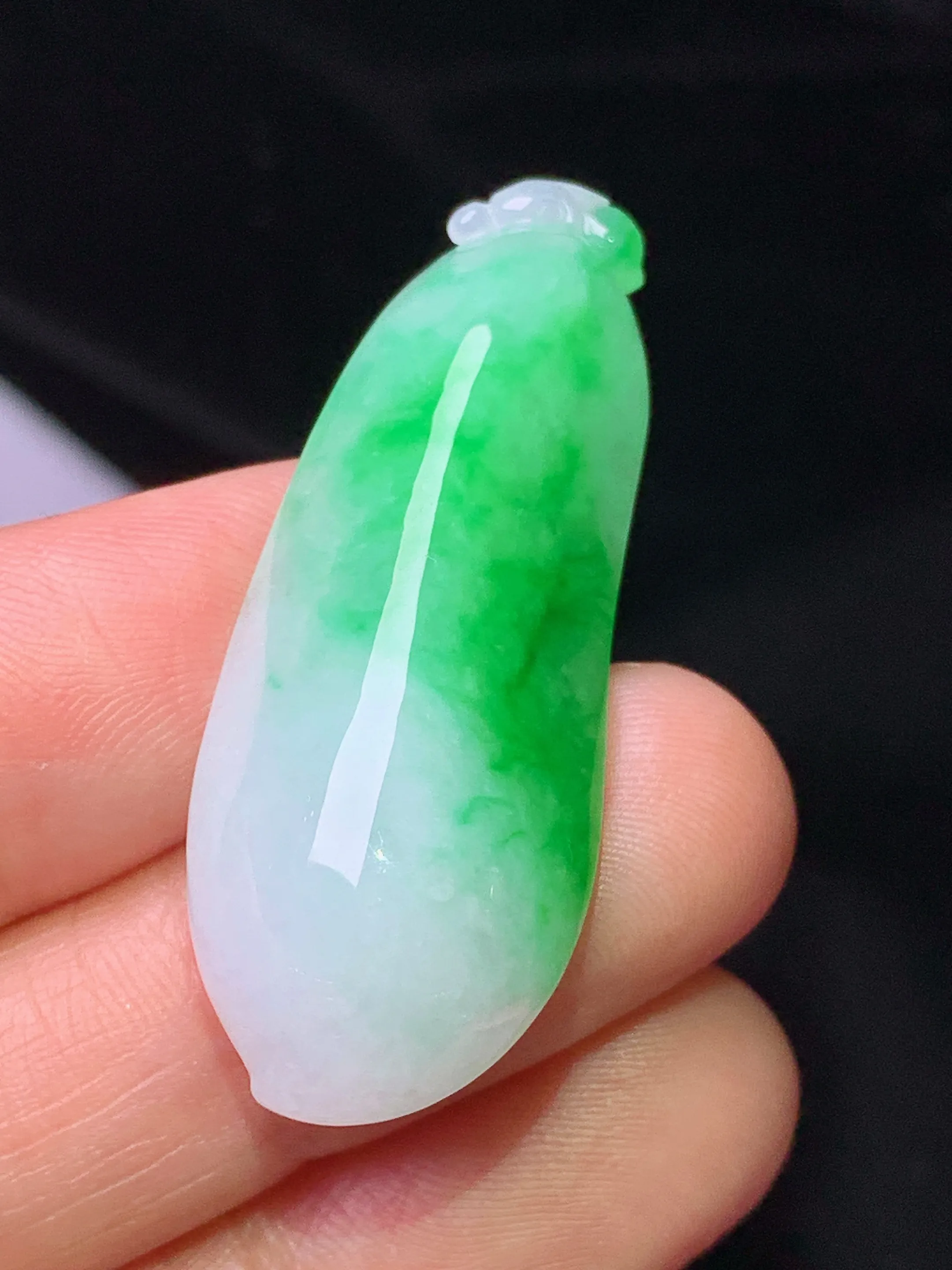 飘绿福瓜吊坠 玉质细腻 色泽清新艳丽 整体尺寸40.7*15.3*8.2