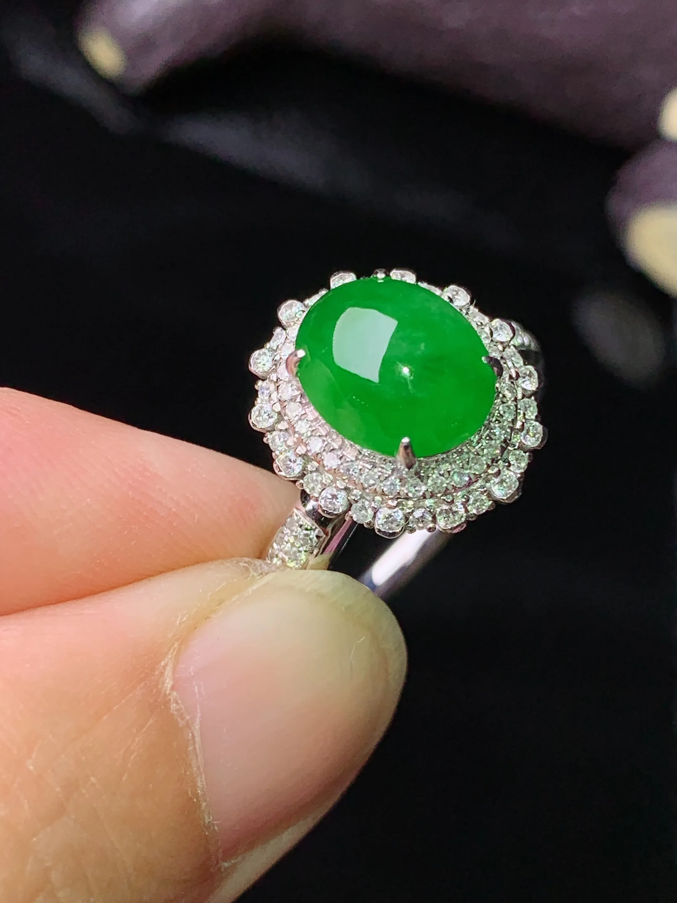 18k金钻镶嵌满绿蛋面戒指 玉质细腻 色泽清新艳丽 圈口14.5 整体尺寸14*12.2*10