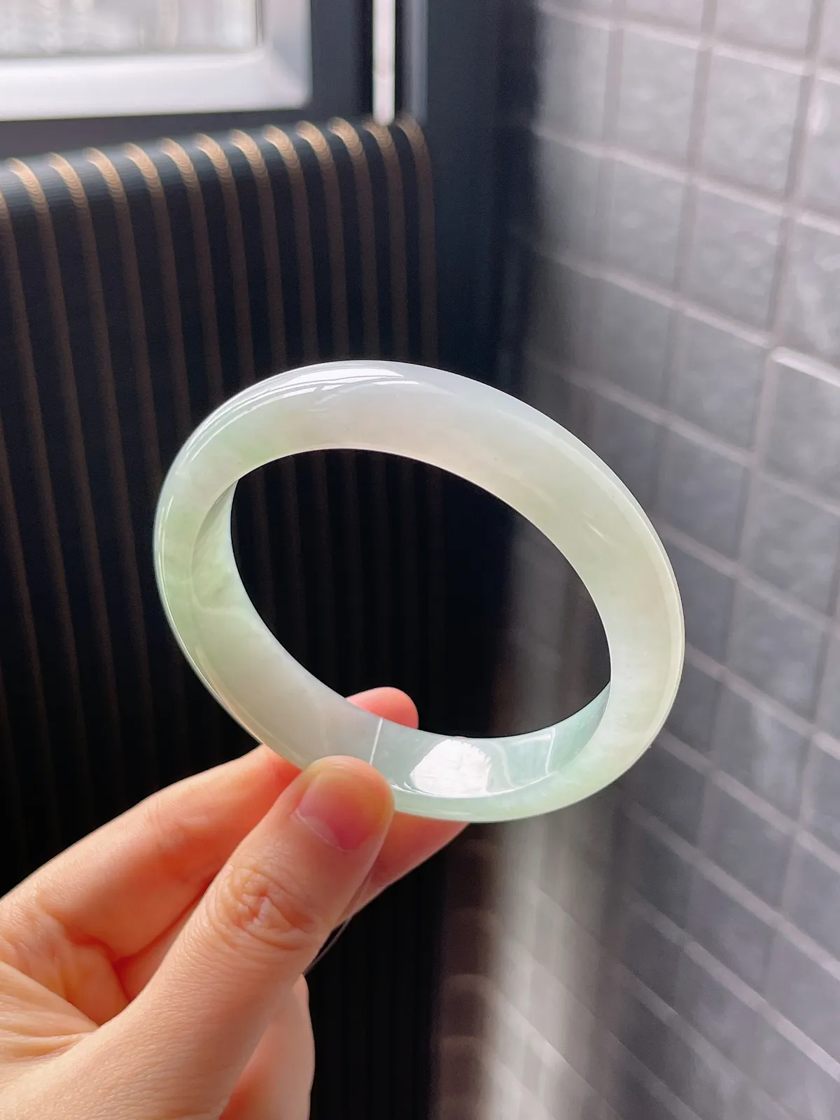 正圈59.2圈口，翡翠冰糯种淡绿色手镯