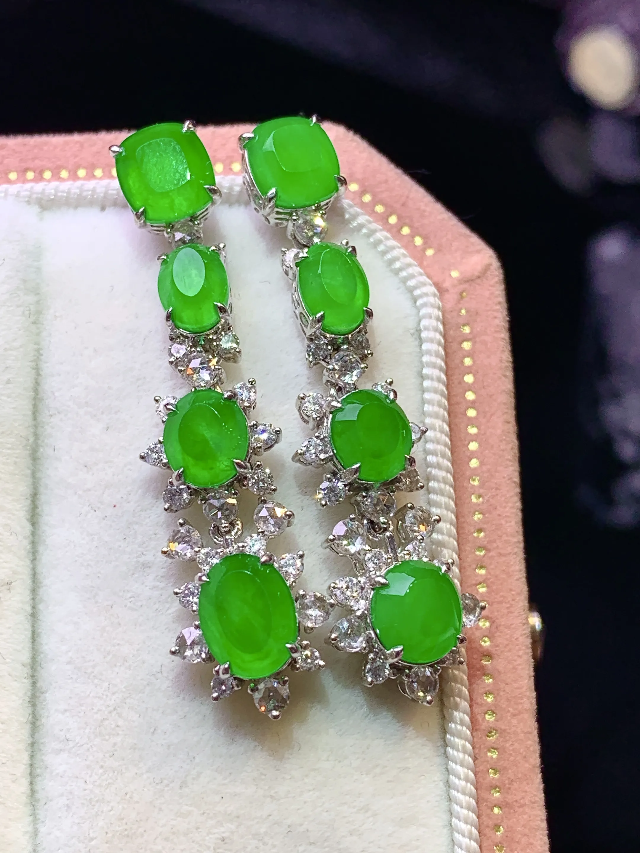 18k金钻镶嵌满绿蛋面耳坠 玉质细腻 色泽清新艳丽 整体尺寸34.7*9.5*5.5