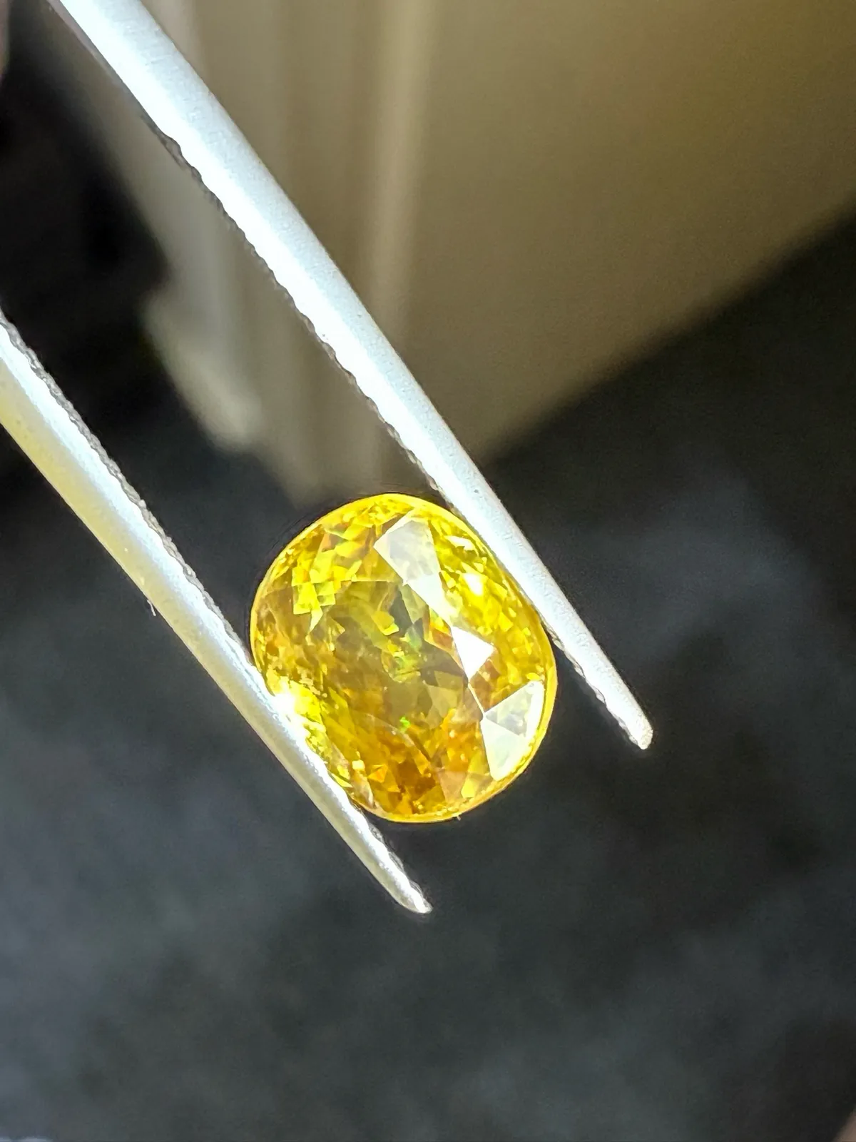 2.065克拉天然榍石戒面裸石，颜色超美，火彩超好，尺寸：8*6.6*4.5mm