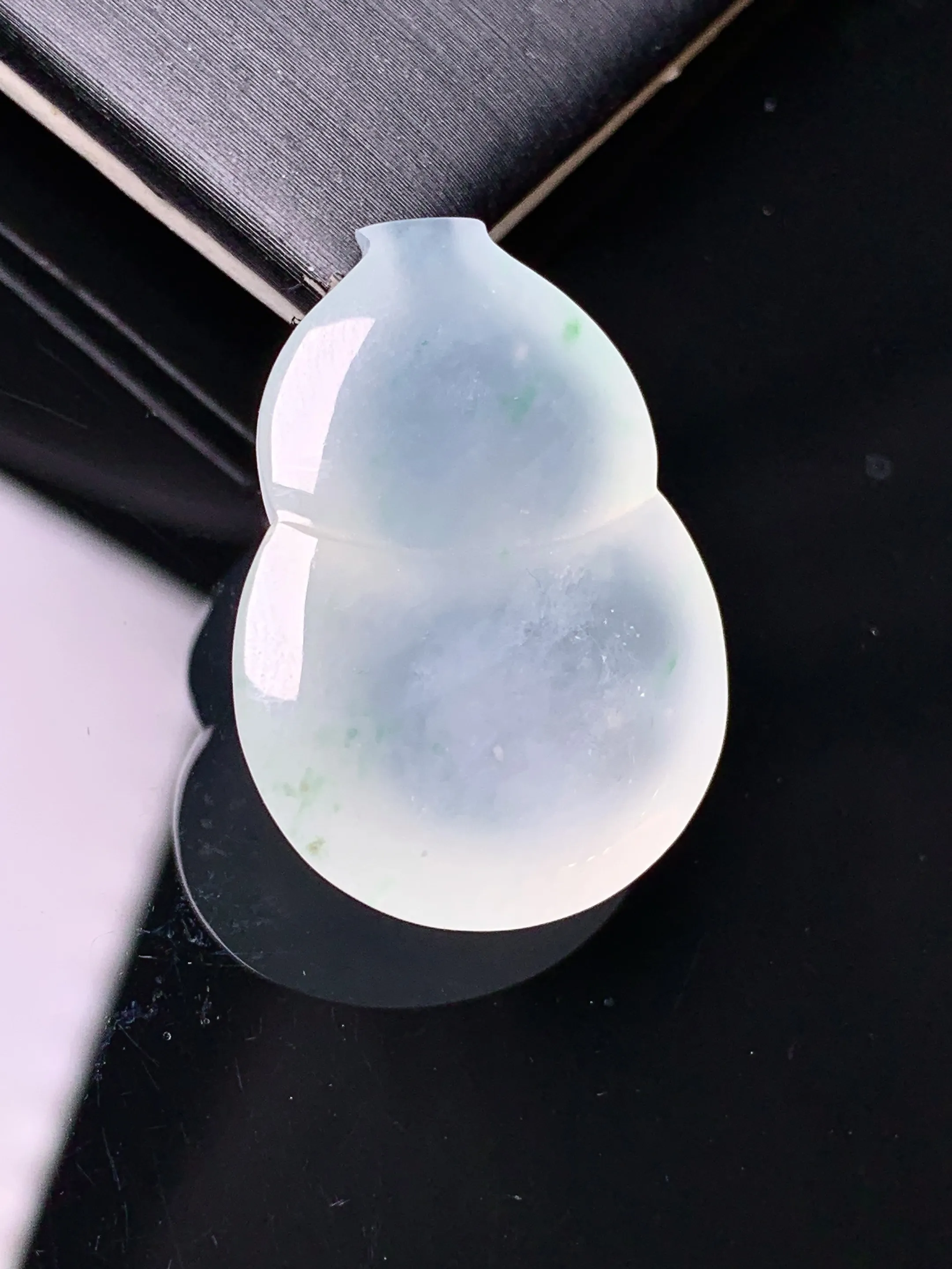 冰种葫芦吊坠 玉质细腻 色泽清新艳丽 整体尺寸27.6*20.5*9