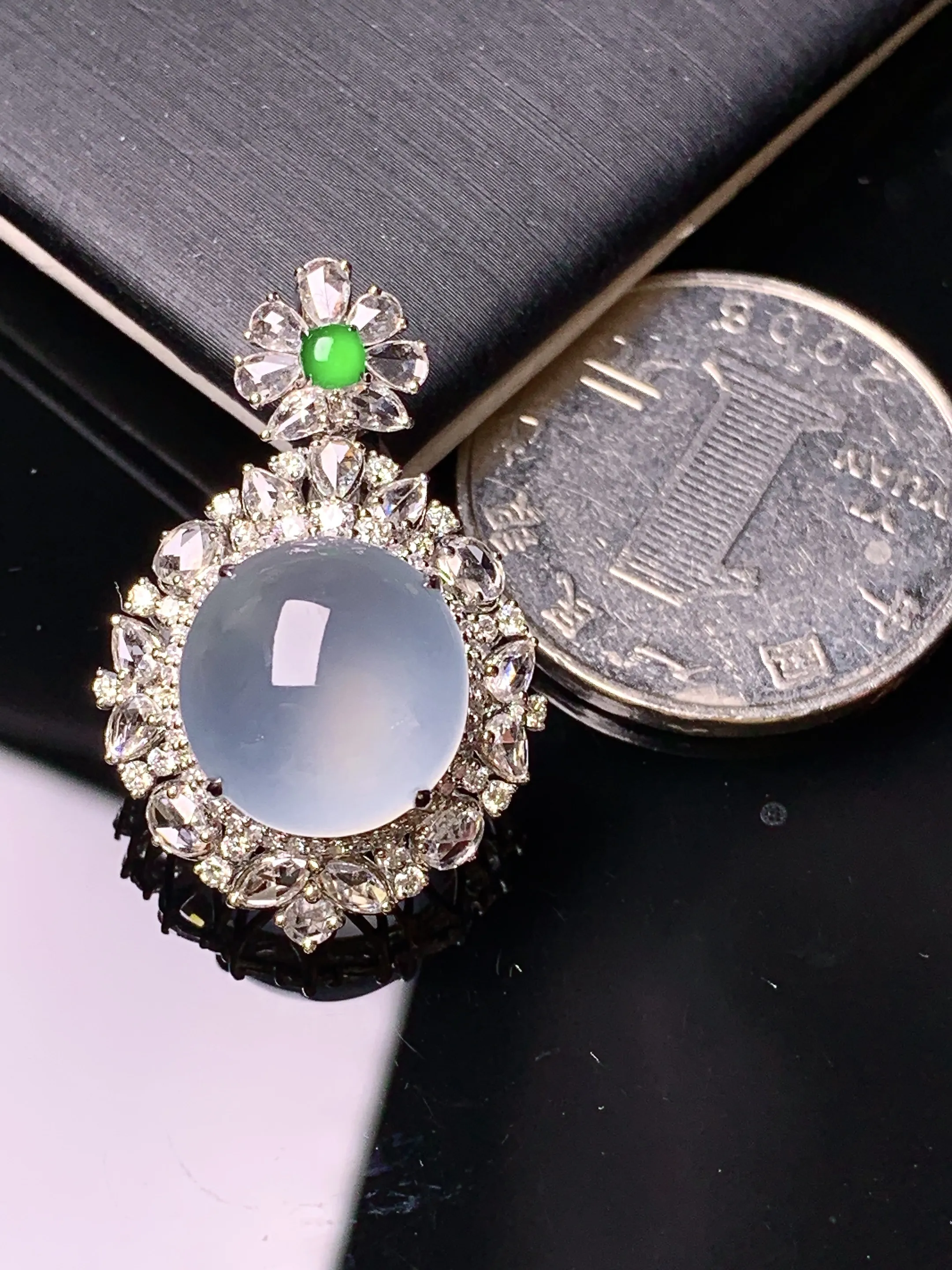 18k金钻镶嵌冰种蛋面吊坠 玉质细腻 色泽清新艳丽 整体尺寸29.3*19*12