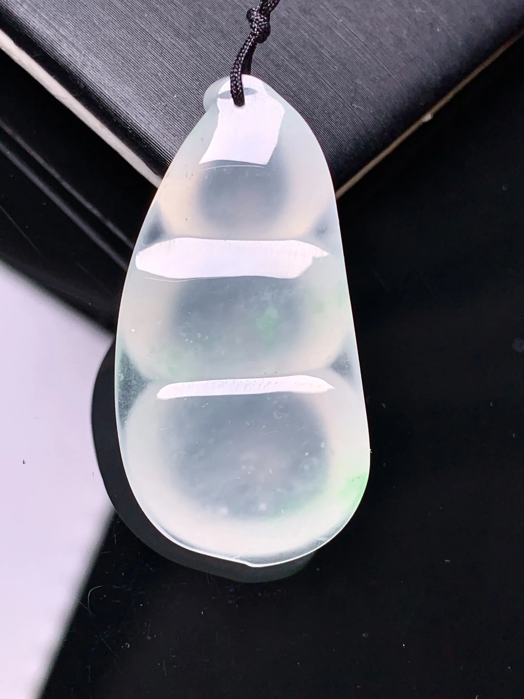 冰种四季豆吊坠 玉质细腻 色泽清新艳丽 整体尺寸34.7*18*6.7