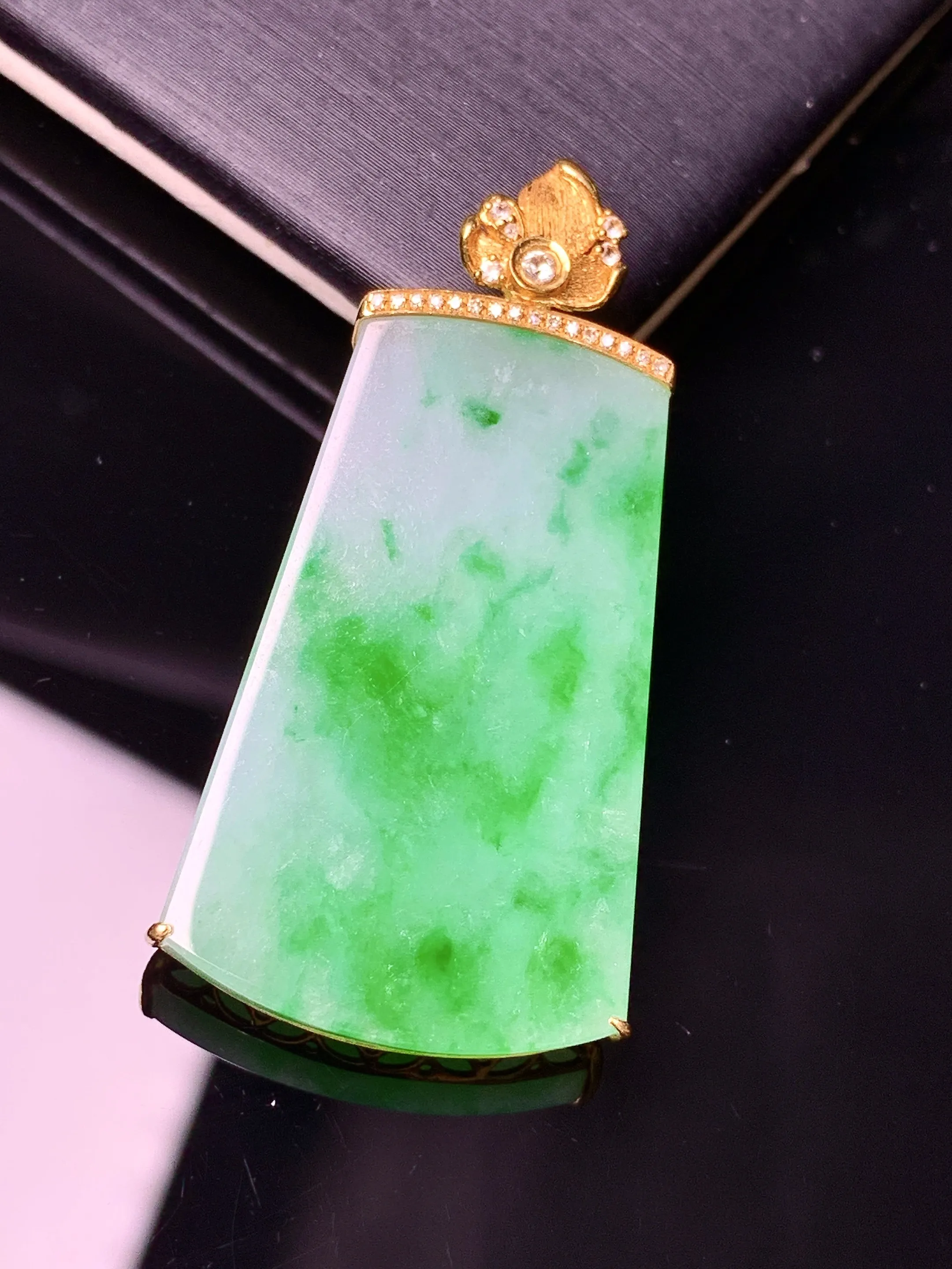 18k金钻镶嵌飘绿无事牌吊坠 玉质细腻 色泽清新艳丽 整体尺寸39.5*20.5*5.2