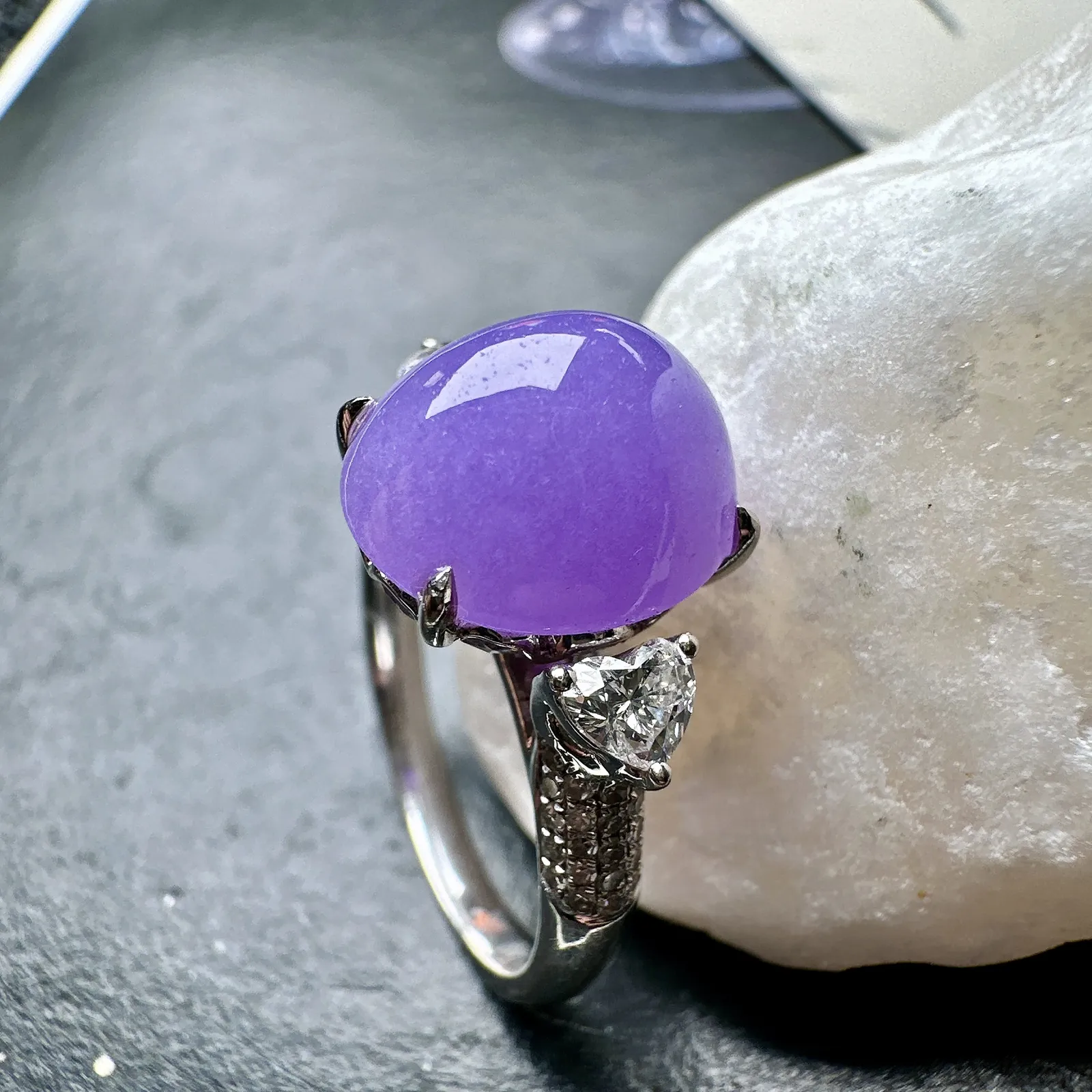 【冰种妖紫蛋面戒指】质地细腻，妖紫色泽，光泽度不错，18k金钻镶嵌，裸石尺寸11.8*9.8*7.8毫米