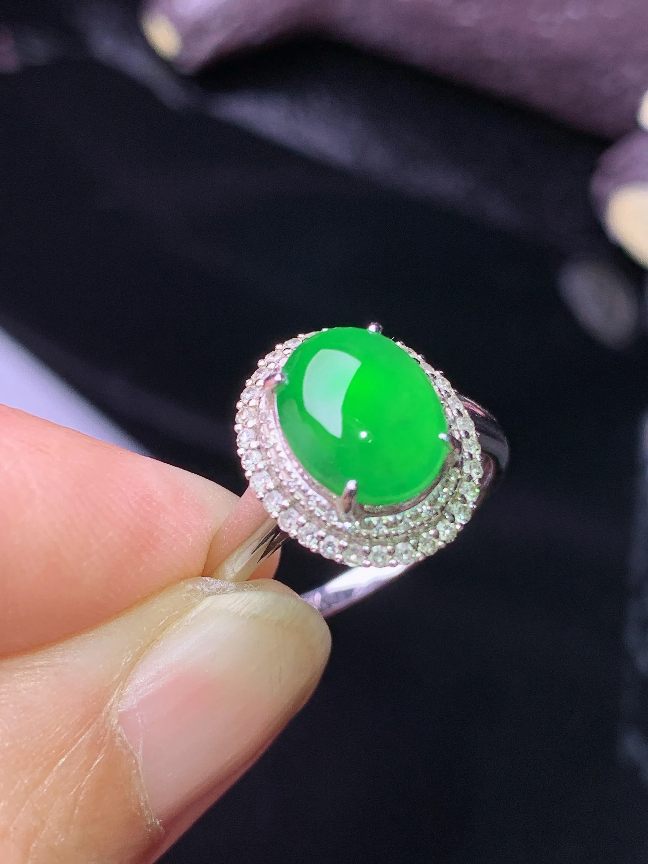 18k金钻镶嵌满绿蛋面戒指 玉质细腻 色泽清新艳丽 圈口14.5整体尺寸13.3*11.3*8