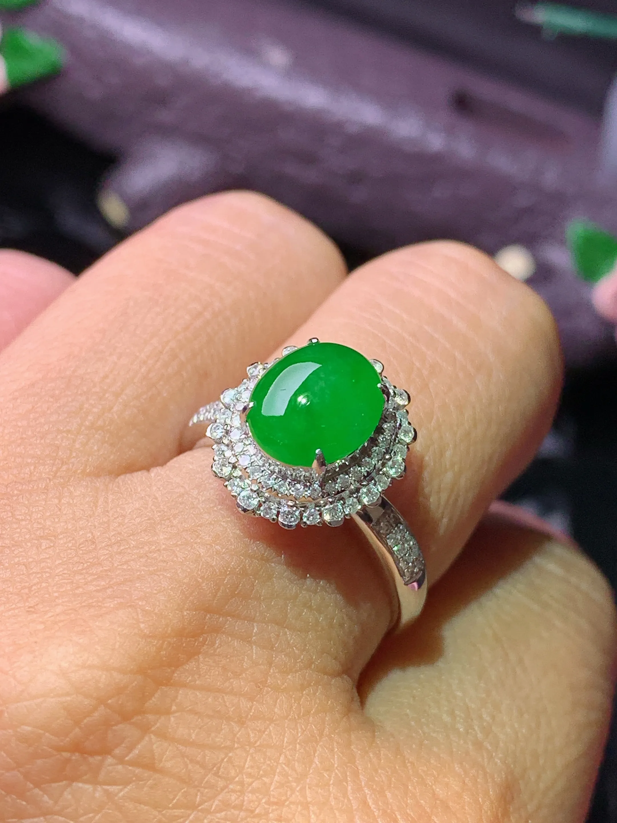 18k金钻镶嵌满绿蛋面戒指 玉质细腻 色泽清新艳丽 圈口14.5 整体尺寸14*12.2*10