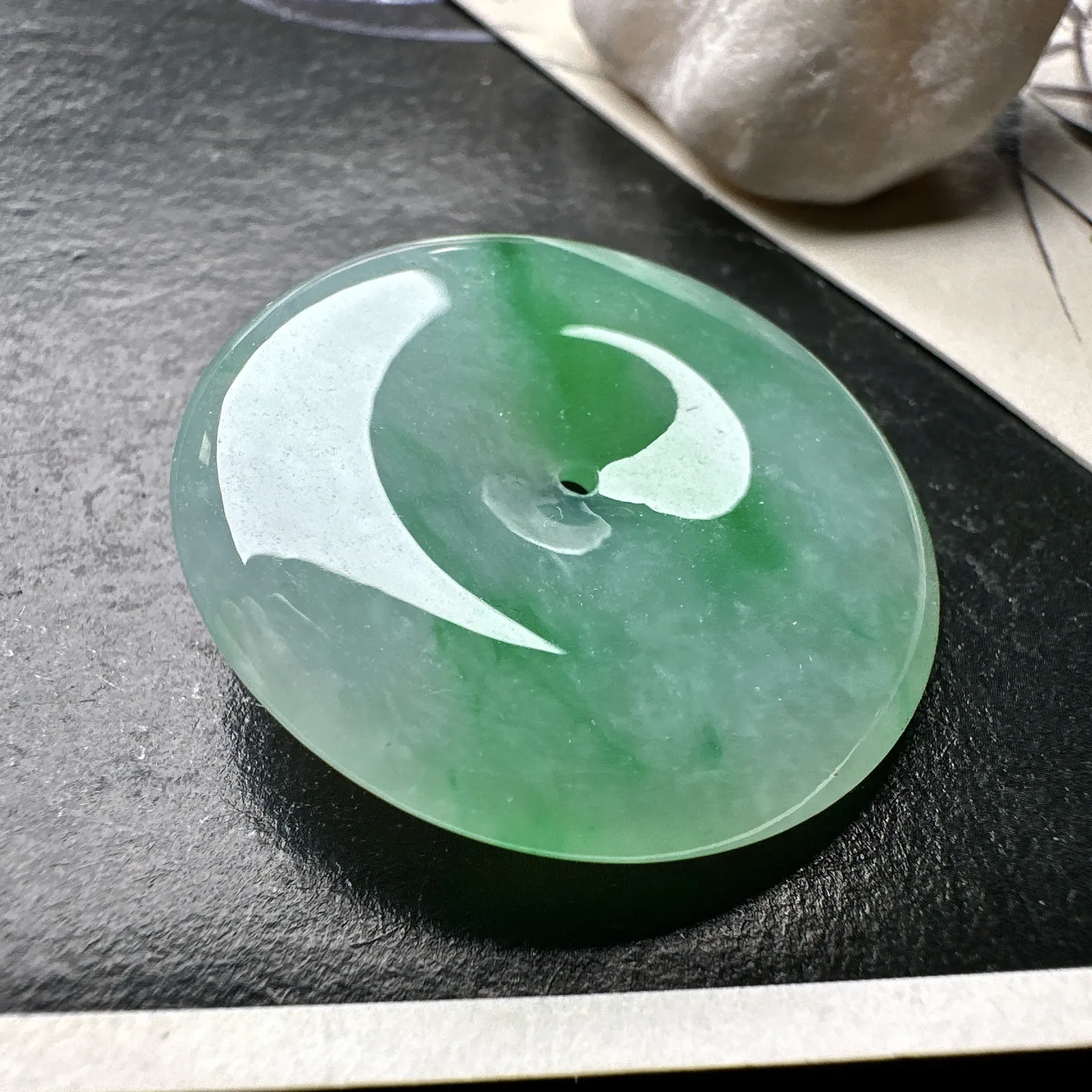 【冰糯种飘绿平安扣】质地细腻冰润，品质很好，冰感十足，胶感明显，收藏品质。