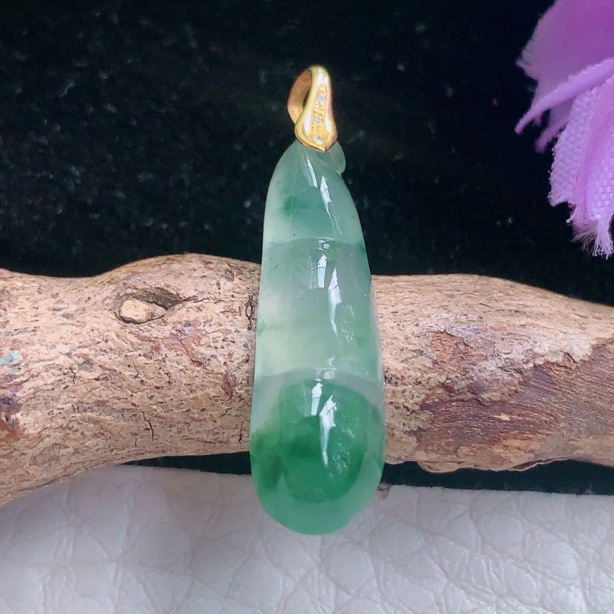 axm自然光27.8*7.3*5天然缅甸翡翠a货精雕冰种飘花平安豆玉吊坠 玉挂件