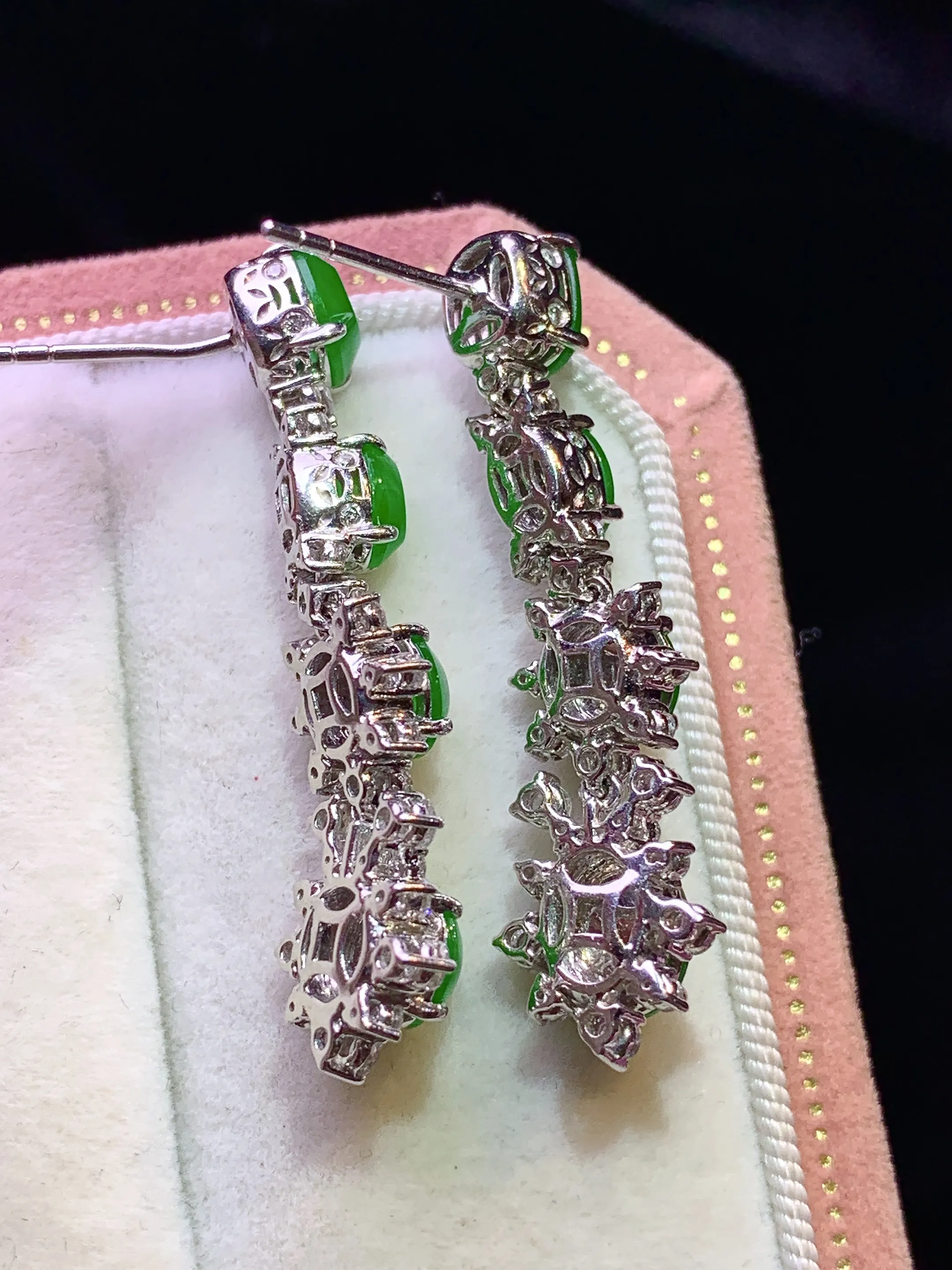 18k金钻镶嵌满绿蛋面耳坠 玉质细腻 色泽清新艳丽 整体尺寸34.7*9.5*5.5