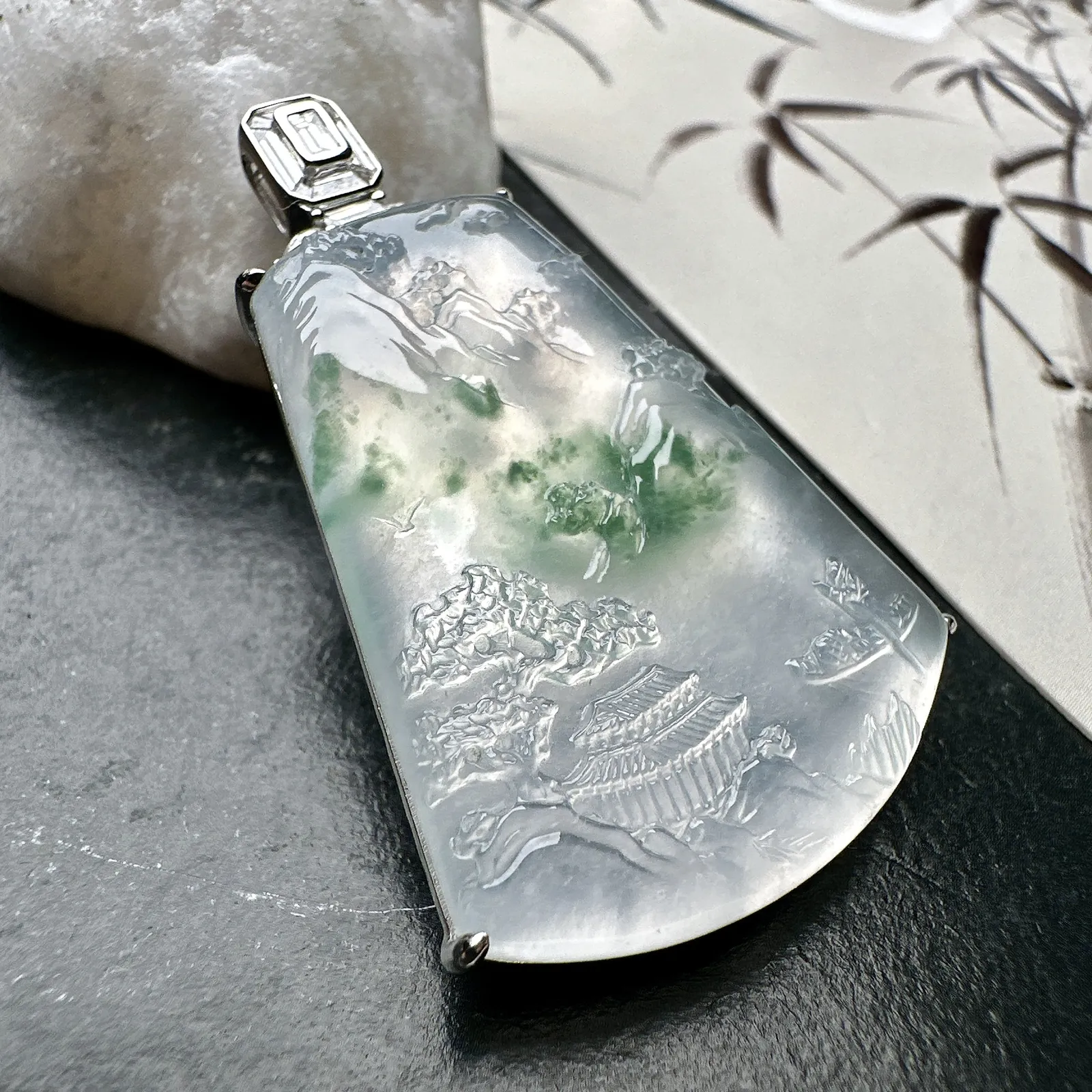 【冰种飘花山水】种地很不错，冰感十足，通透度好，画面感强烈，稀有的好山水，18k金钻镶嵌，裸石尺寸3