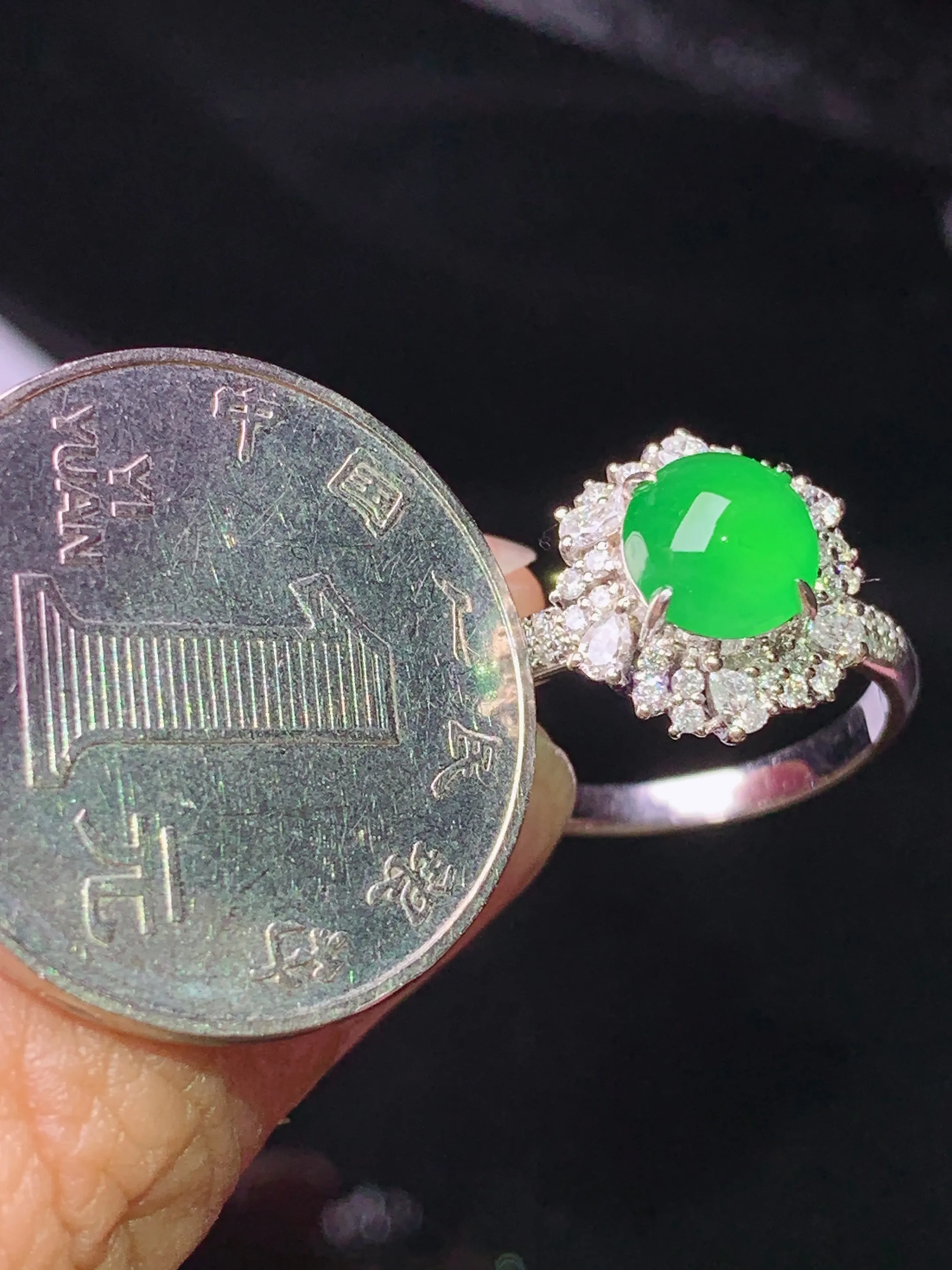18k金钻镶嵌满绿蛋面戒指 玉质细腻 色泽清新艳丽 圈口14.5 整体尺寸13*11.5*8.5