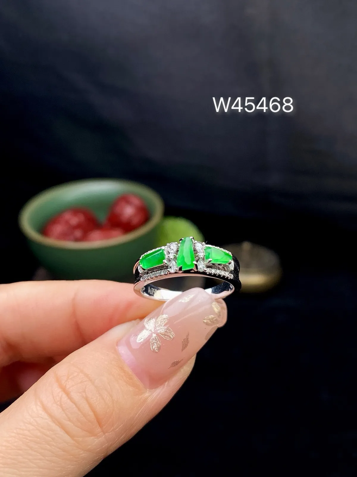 【冰种满绿随形戒指】质地细腻，饱满度很好，晶莹剔透，18k金钻镶嵌，裸石尺寸5.4*3.1*2.5毫