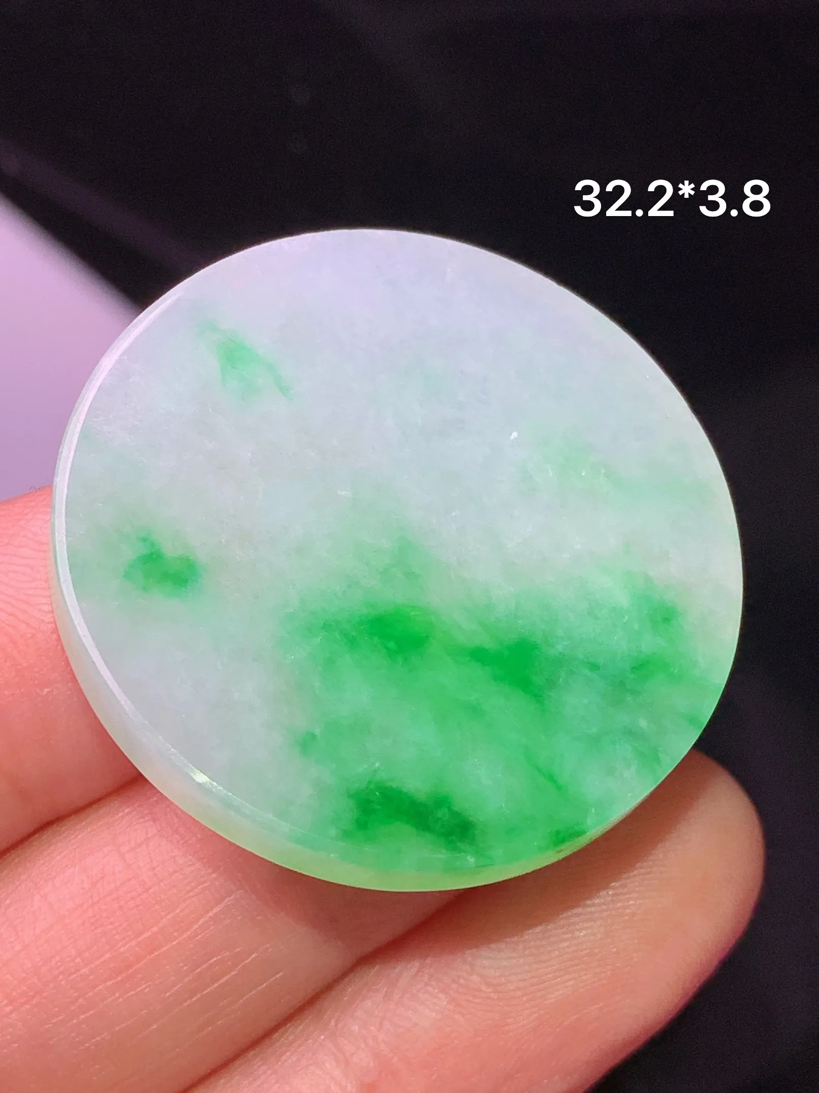 飘绿圆牌吊坠 玉质细腻 色泽清新艳丽 整体尺寸32.2*3.8