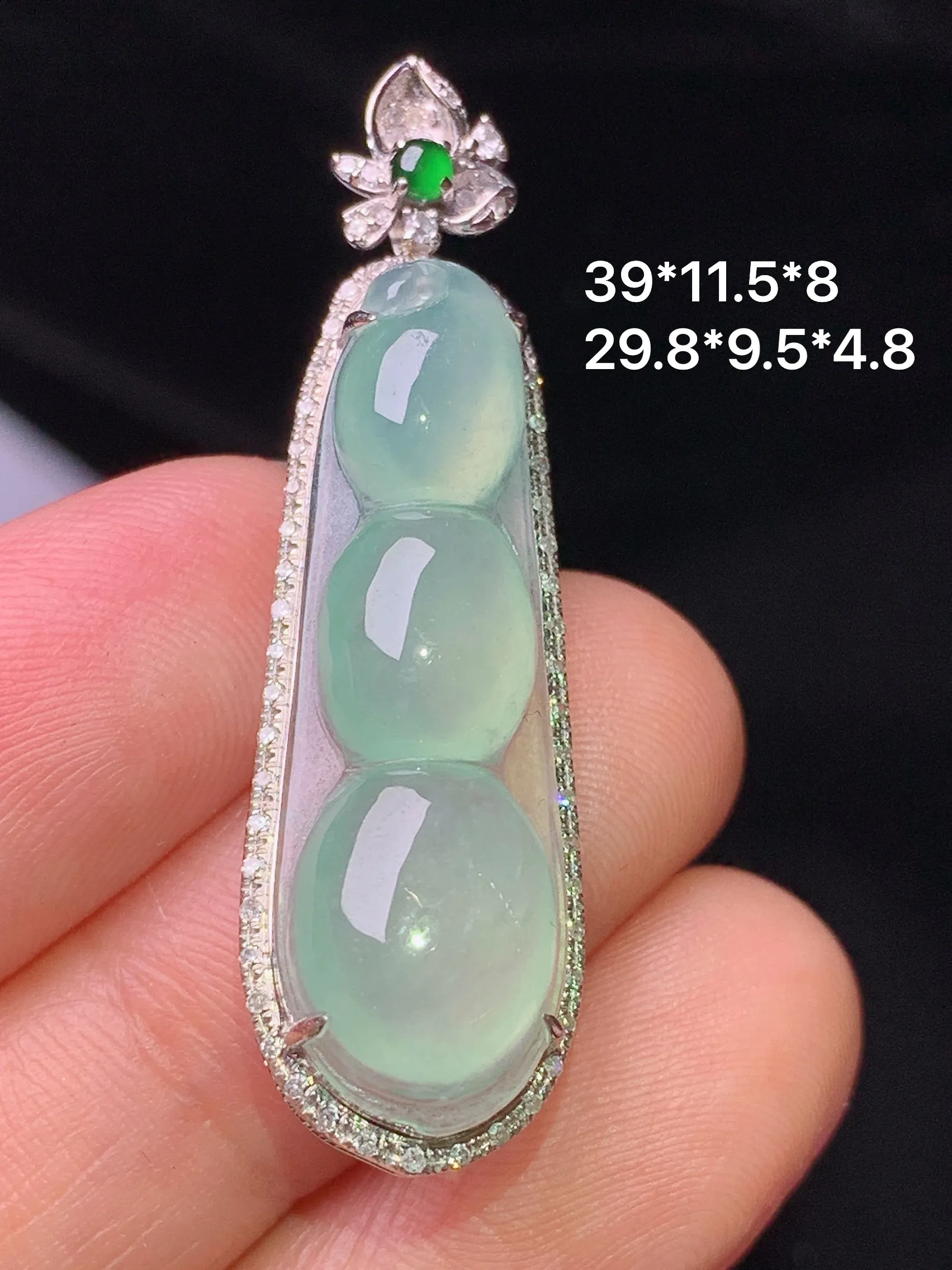 18k金钻镶嵌冰种四季豆吊坠 玉质细腻 色泽清新艳丽 整体尺寸39*11.5*8