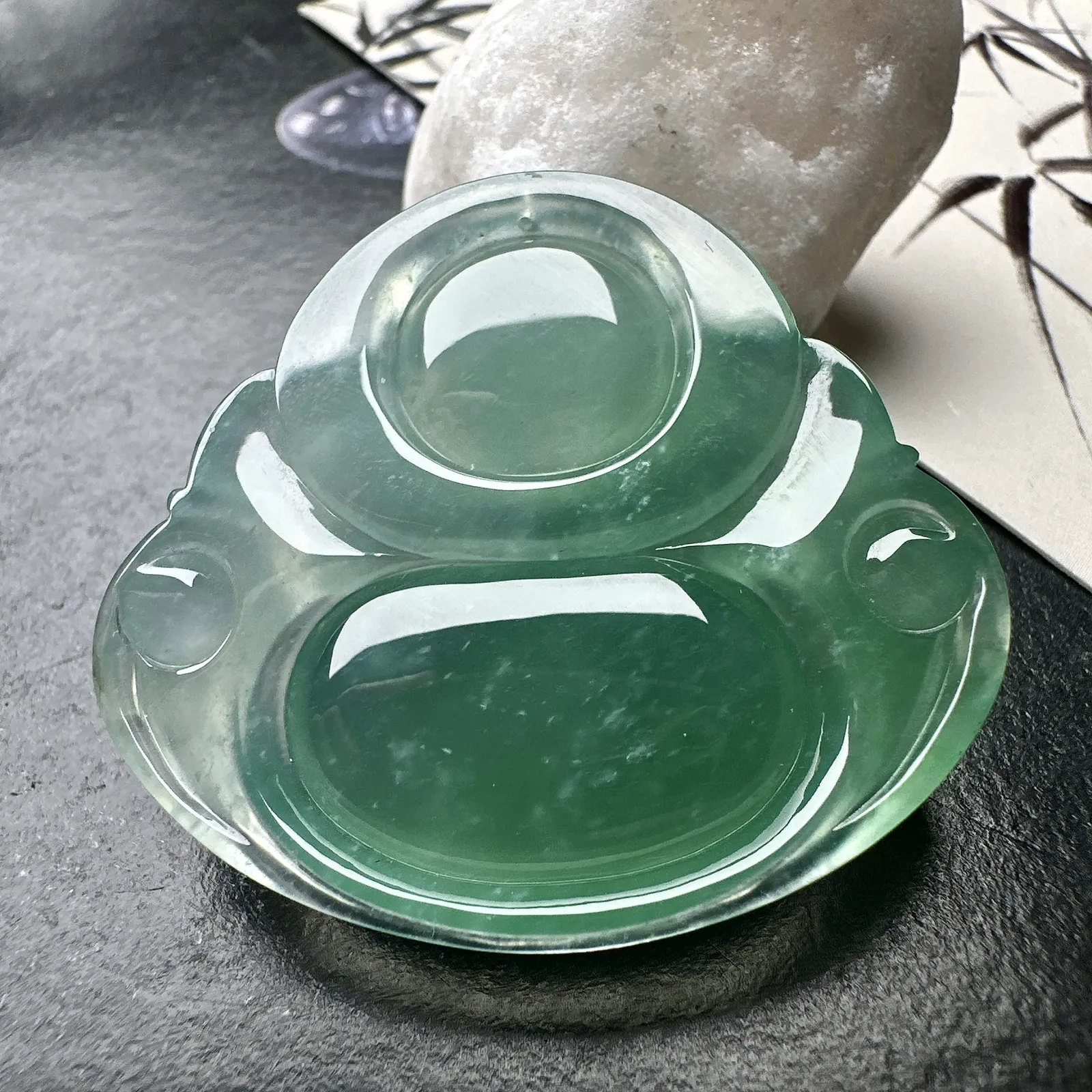 【冰种飘绿大佛公吊坠】种水上乘，晶莹剔透，纯净通透，莹光感很强