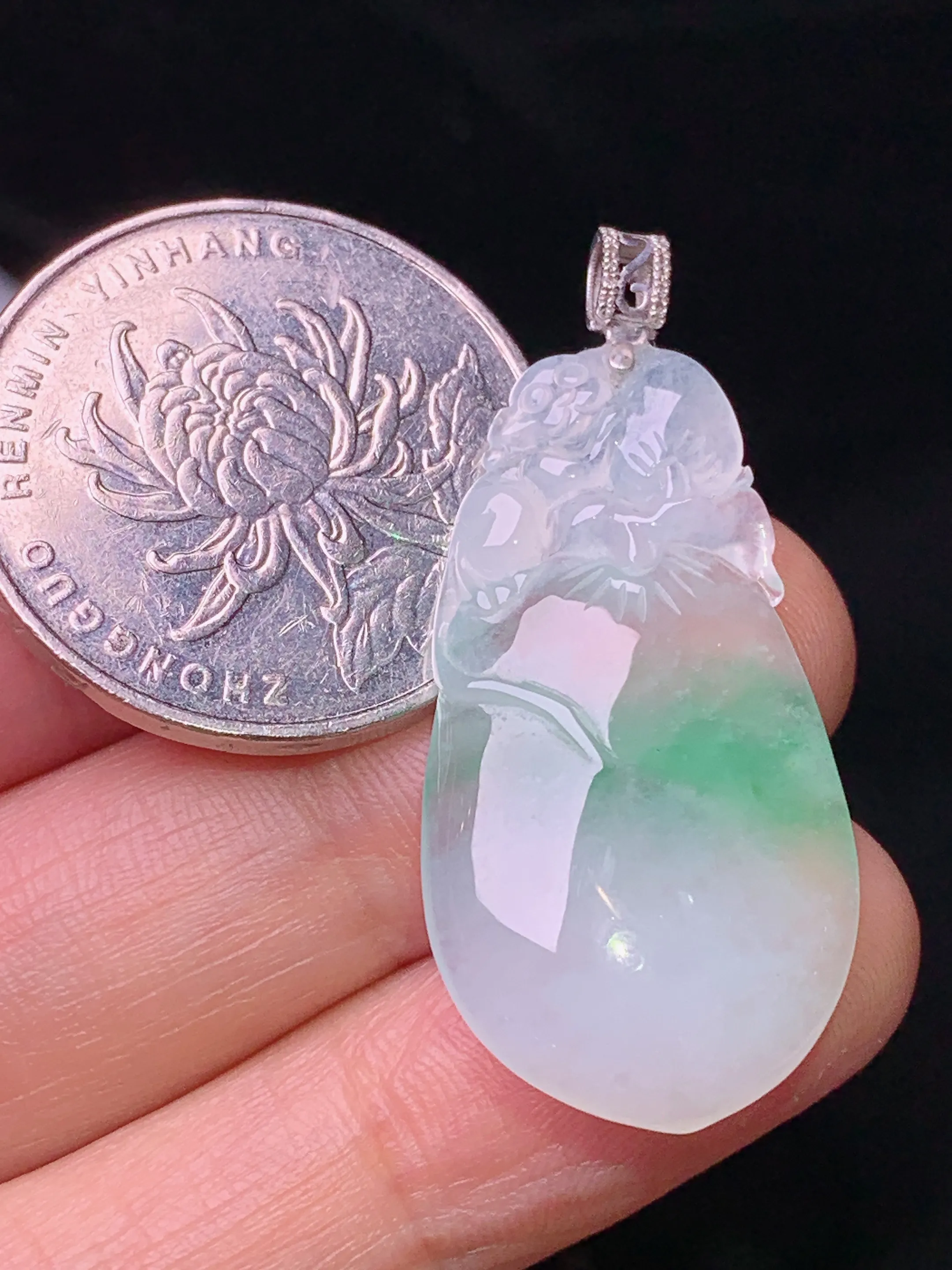 18k金镶嵌飘绿灵猴献寿吊坠 玉质细腻 色泽清新艳丽 整体尺寸38.2*17.2*4.5