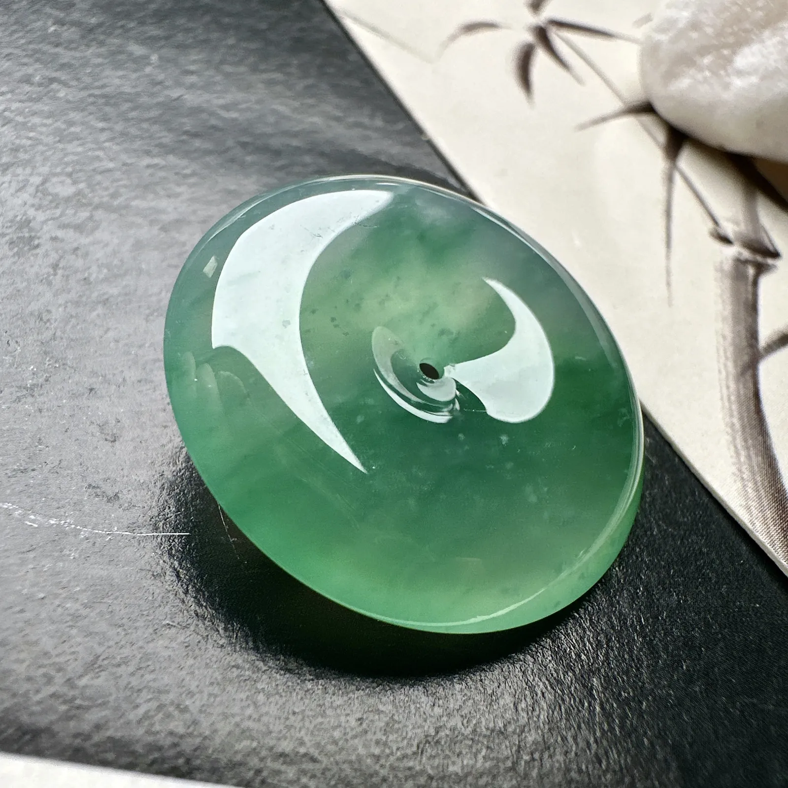 【冰种飘花平安扣】质地细腻冰润，品质很好，冰感十足，胶感明显，收藏品质。