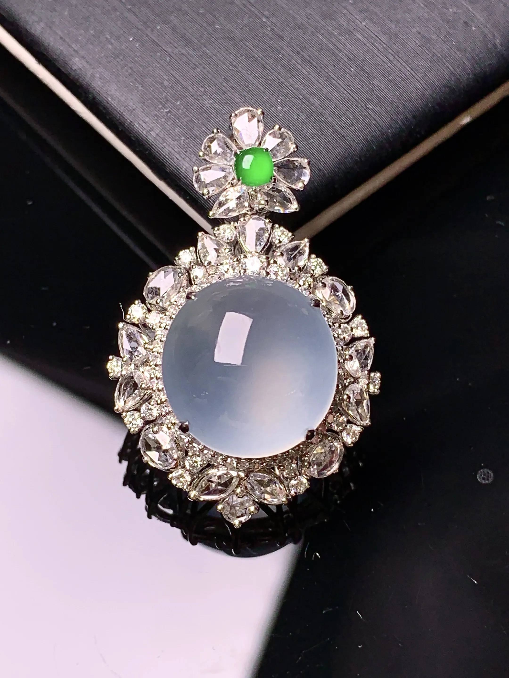 18k金钻镶嵌冰种蛋面吊坠 玉质细腻 色泽清新艳丽 整体尺寸29.3*19*12