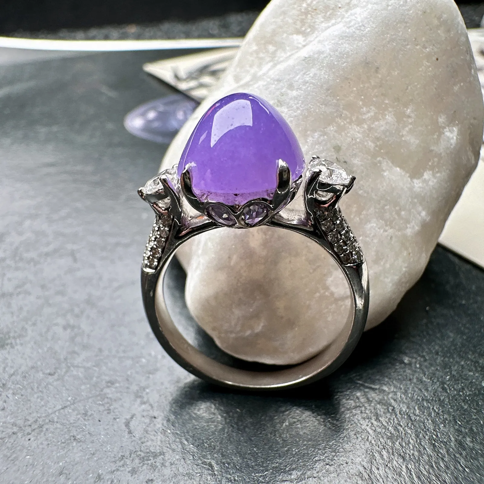 【冰种妖紫蛋面戒指】质地细腻，妖紫色泽，光泽度不错，18k金钻镶嵌，裸石尺寸11.8*9.8*7.8毫米