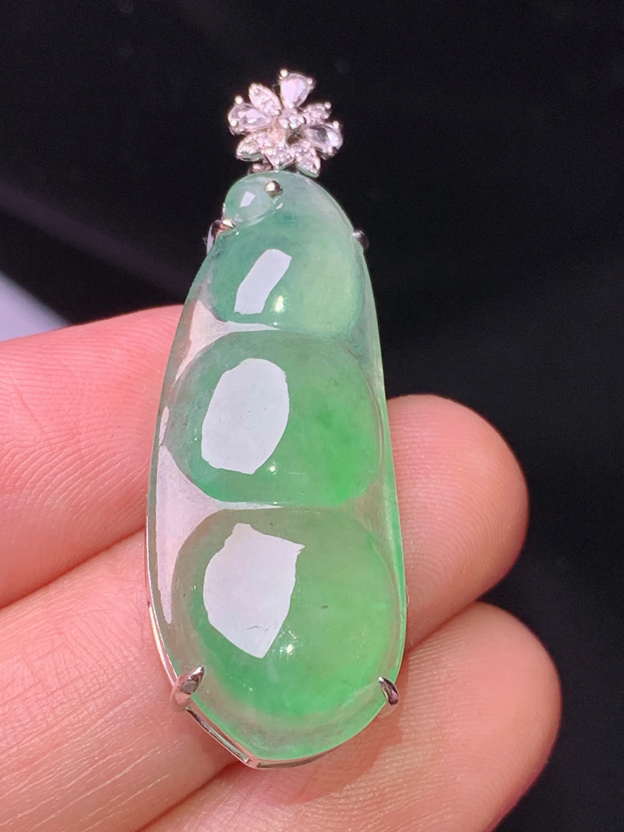 18k金钻镶嵌翠绿四季豆吊坠 玉质细腻  色泽清新艳丽 整体尺寸40.8*13.5*7