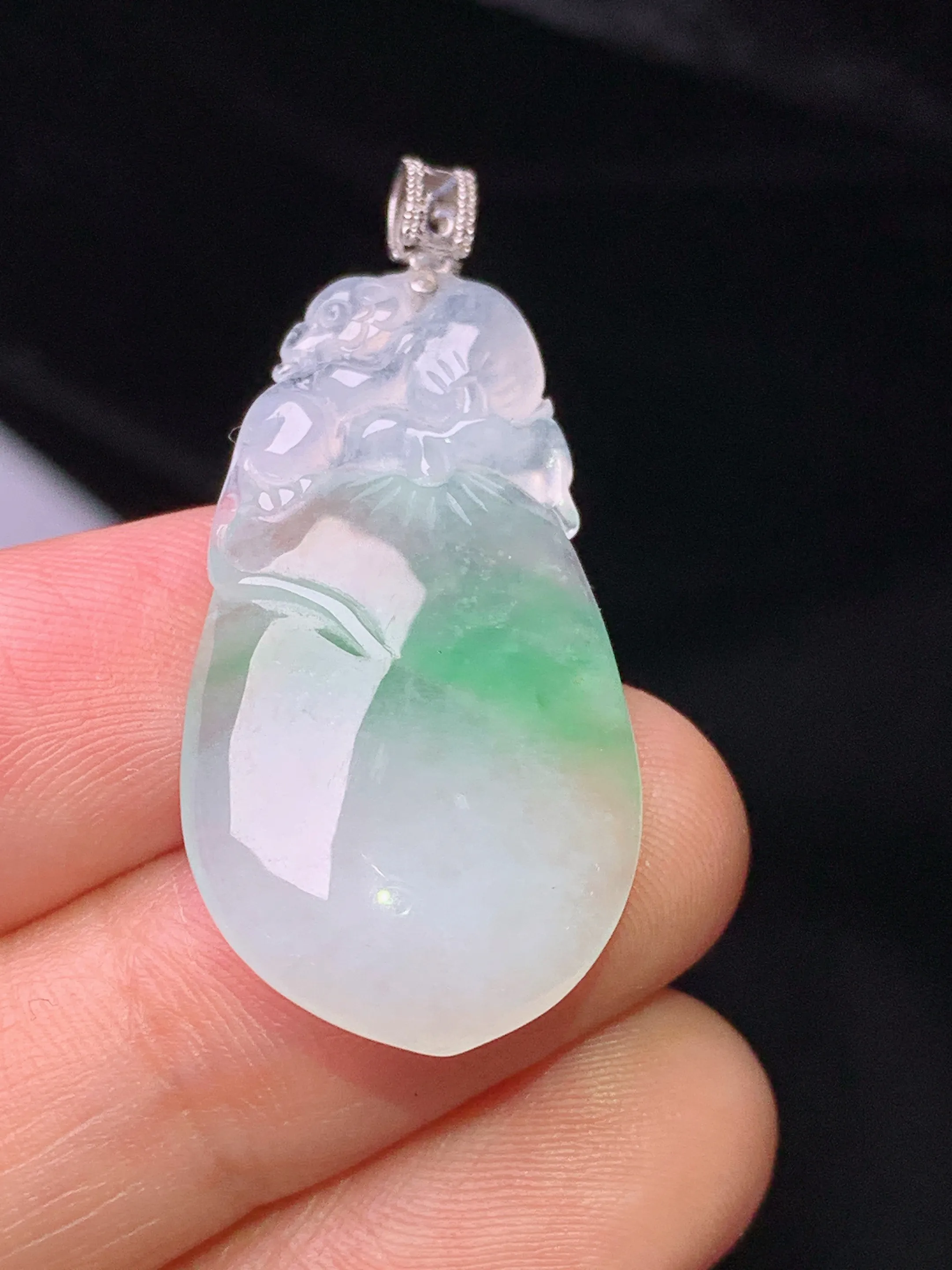 18k金镶嵌飘绿灵猴献寿吊坠 玉质细腻 色泽清新艳丽 整体尺寸38.2*17.2*4.5