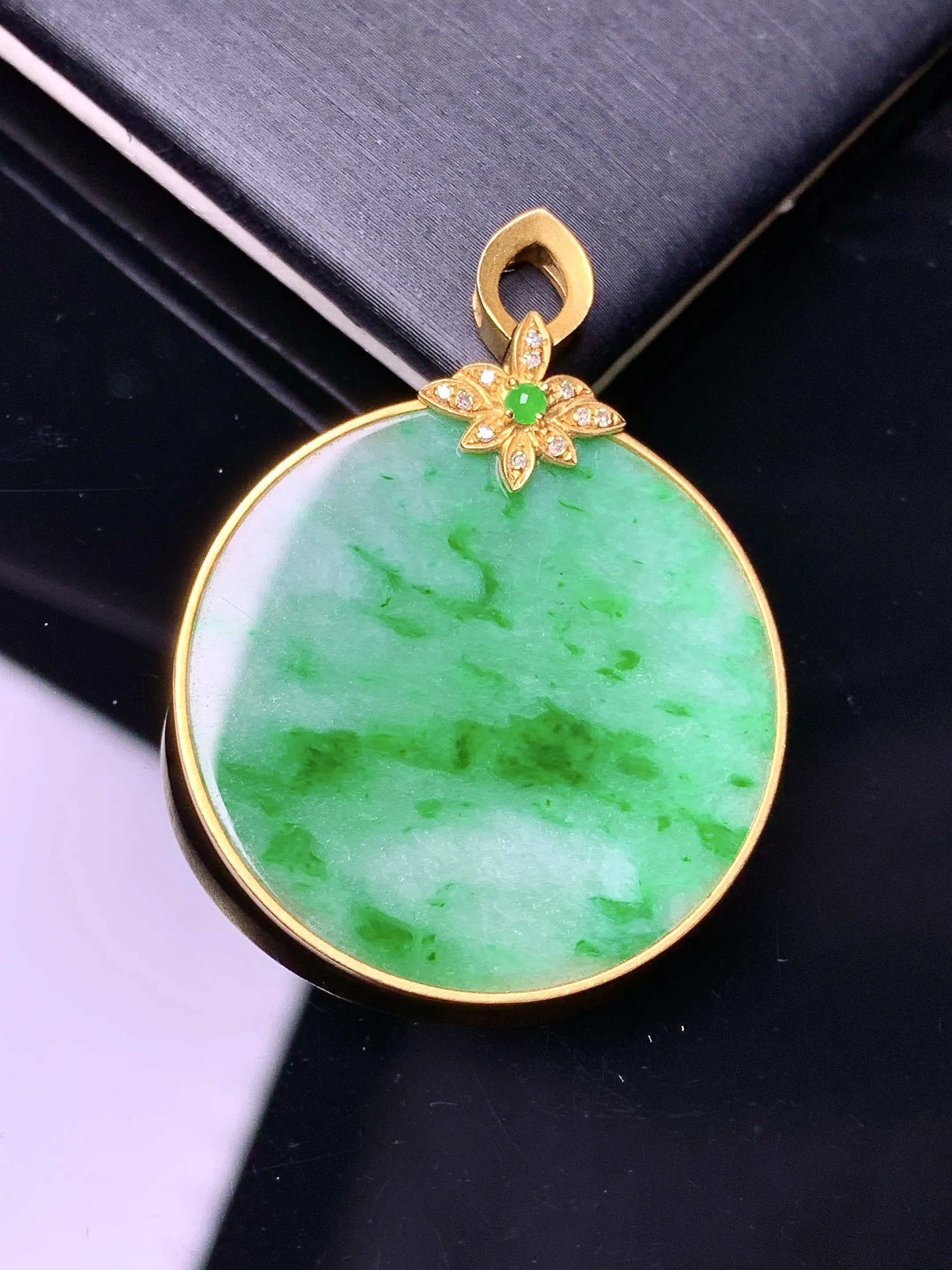 18k金镶嵌翠绿圆牌吊坠 玉质细腻 色泽清新艳丽 整体尺寸36.5*28*2