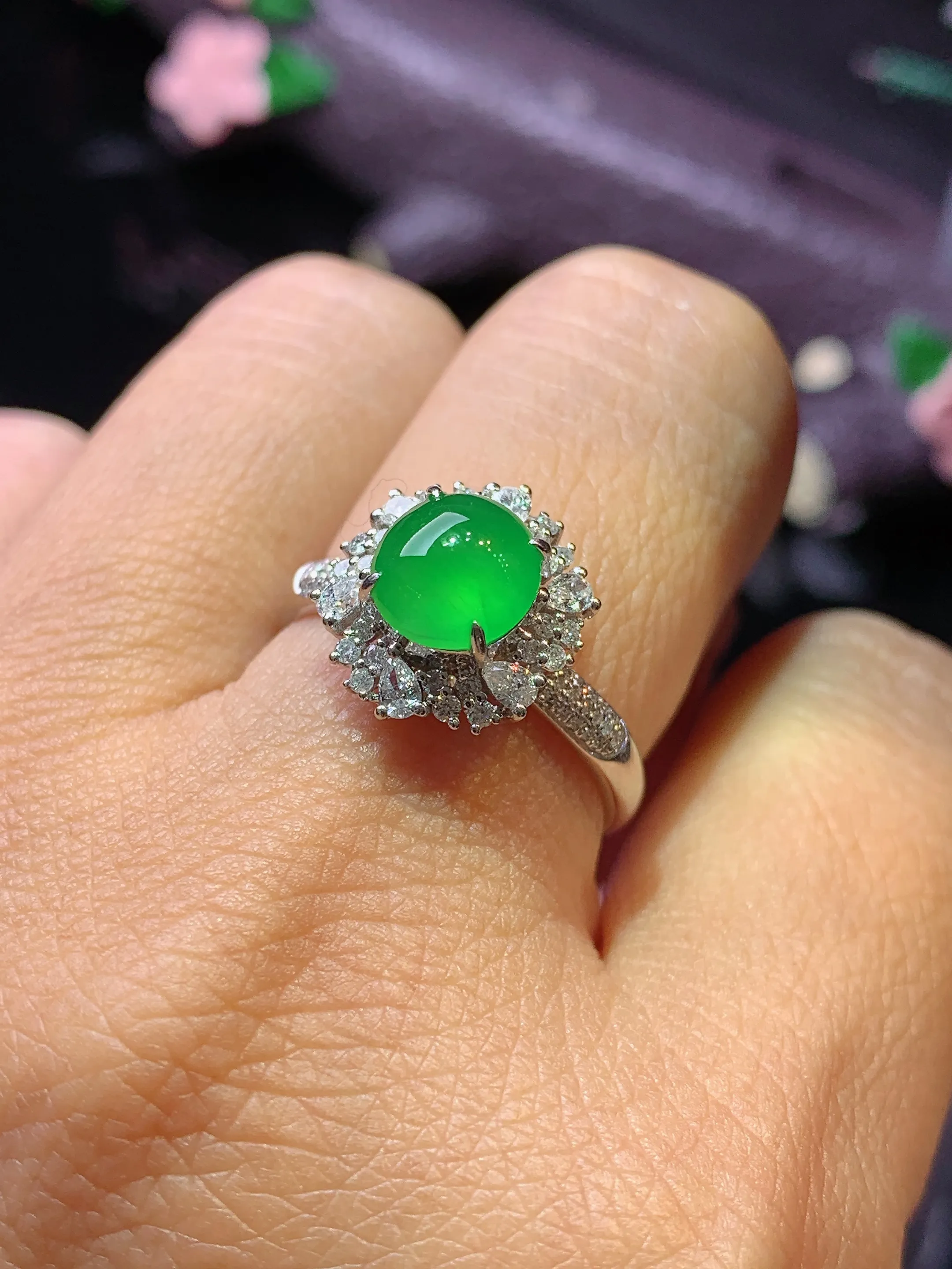 18k金钻镶嵌满绿蛋面戒指 玉质细腻 色泽清新艳丽 圈口14.5 整体尺寸13*11.5*8.5